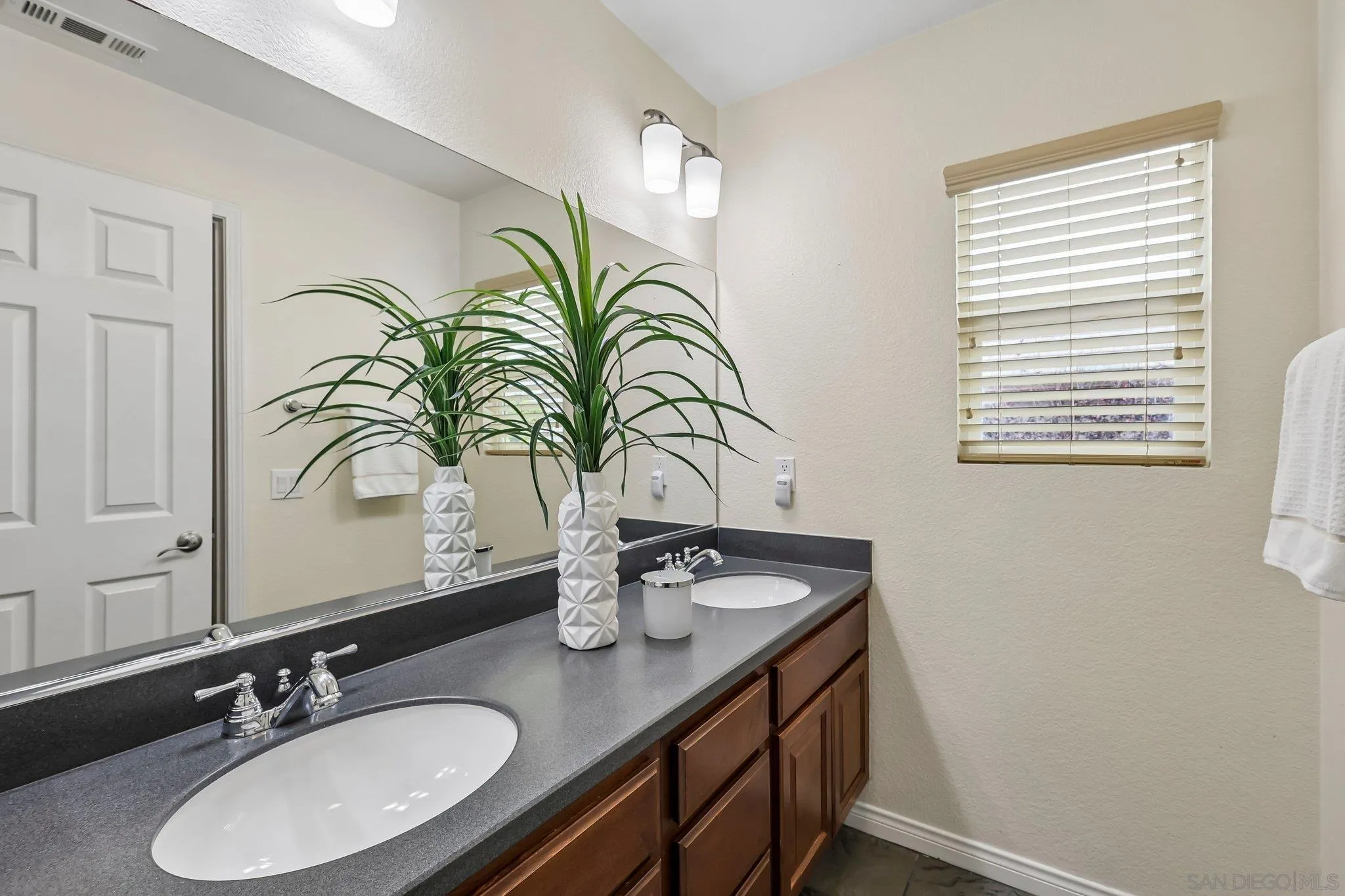 https://cdn.realtyfeed.com/cdn/127/260012827/704d5daf1d62d26bf26607117992d066.webp