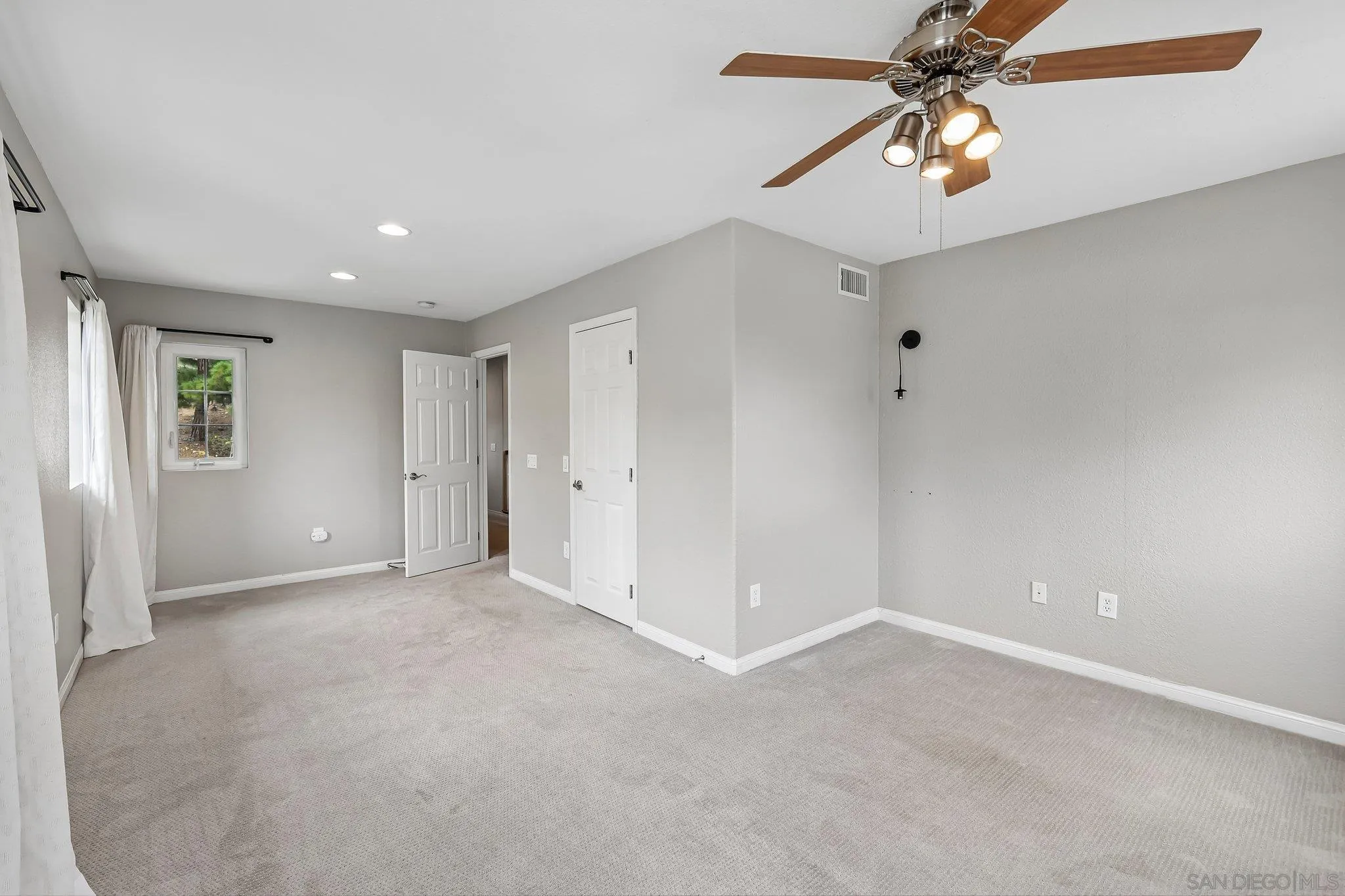 https://cdn.realtyfeed.com/cdn/127/260012827/eb10895f3c21e215e5f15534d4dfc41d.webp