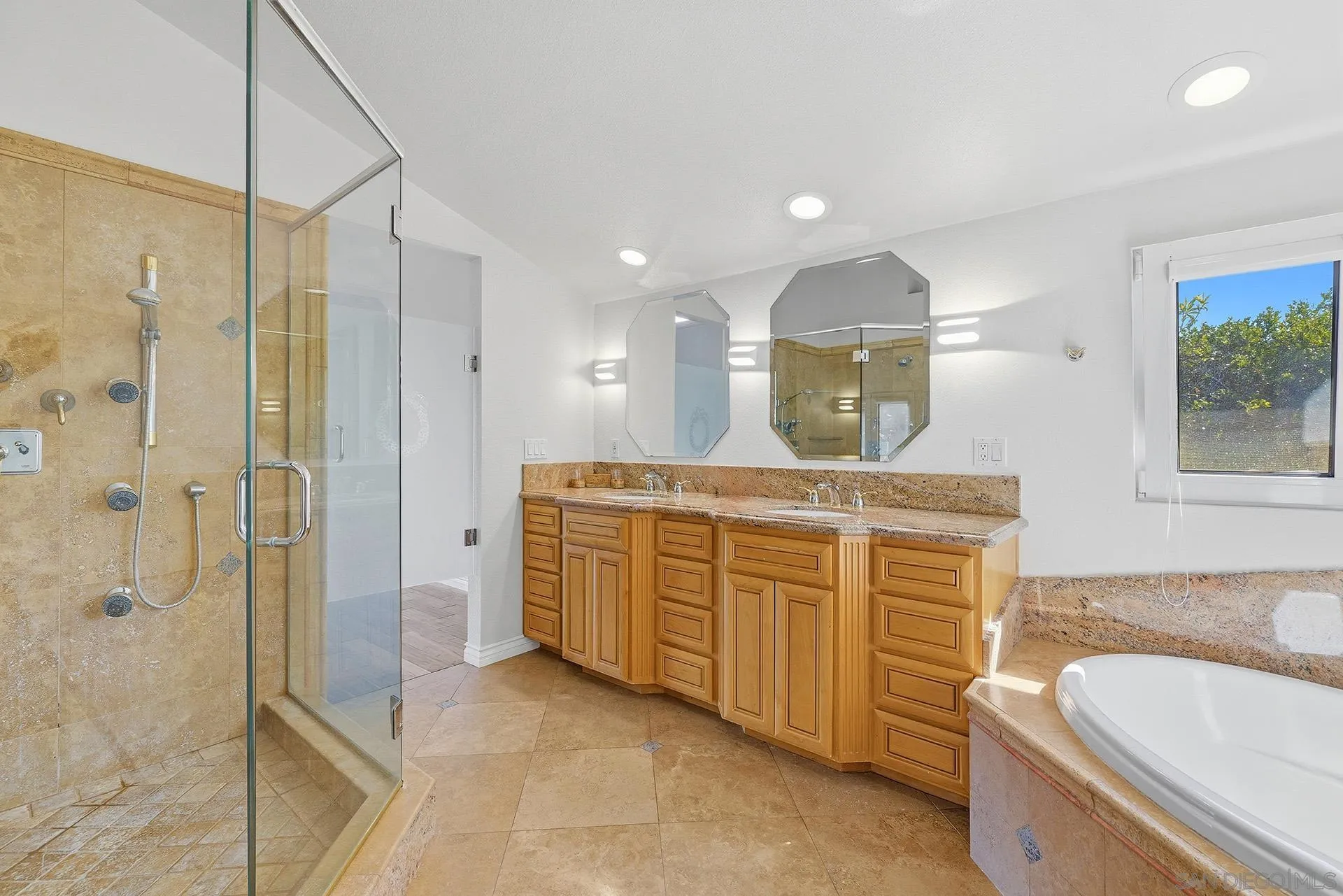 https://cdn.realtyfeed.com/cdn/127/260012830/408bfd6889184bb52981672e23af5fee.webp