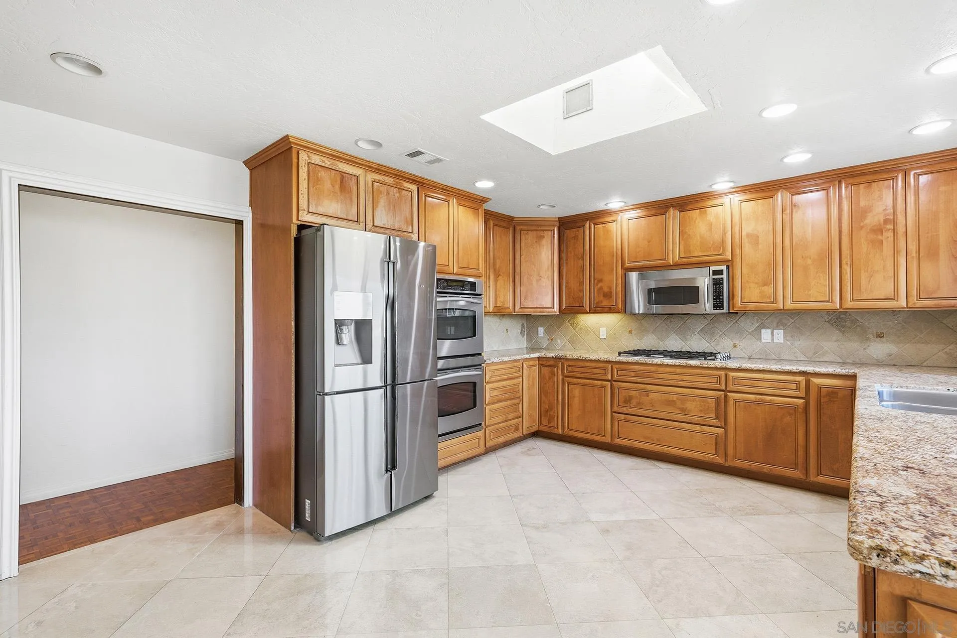 https://cdn.realtyfeed.com/cdn/127/260012830/45cc114345d49049387dee2bcbf371e2.webp