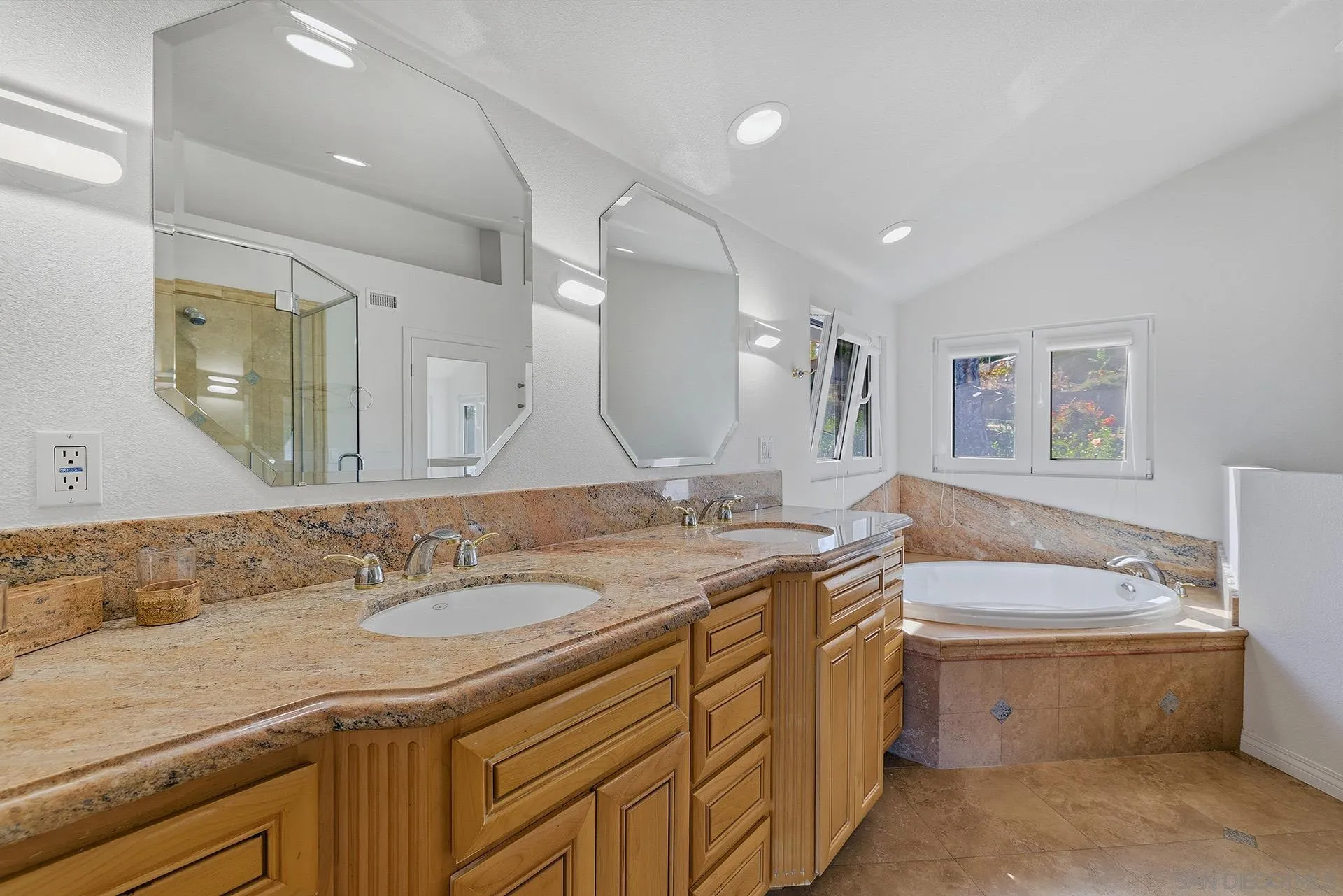 https://cdn.realtyfeed.com/cdn/127/260012830/70fa468f73703bea2c32b7147440c6b8.webp