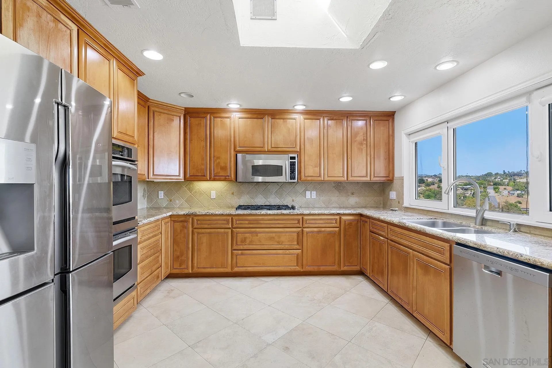 https://cdn.realtyfeed.com/cdn/127/260012830/81726a969477b447091d117a39d48e27.webp