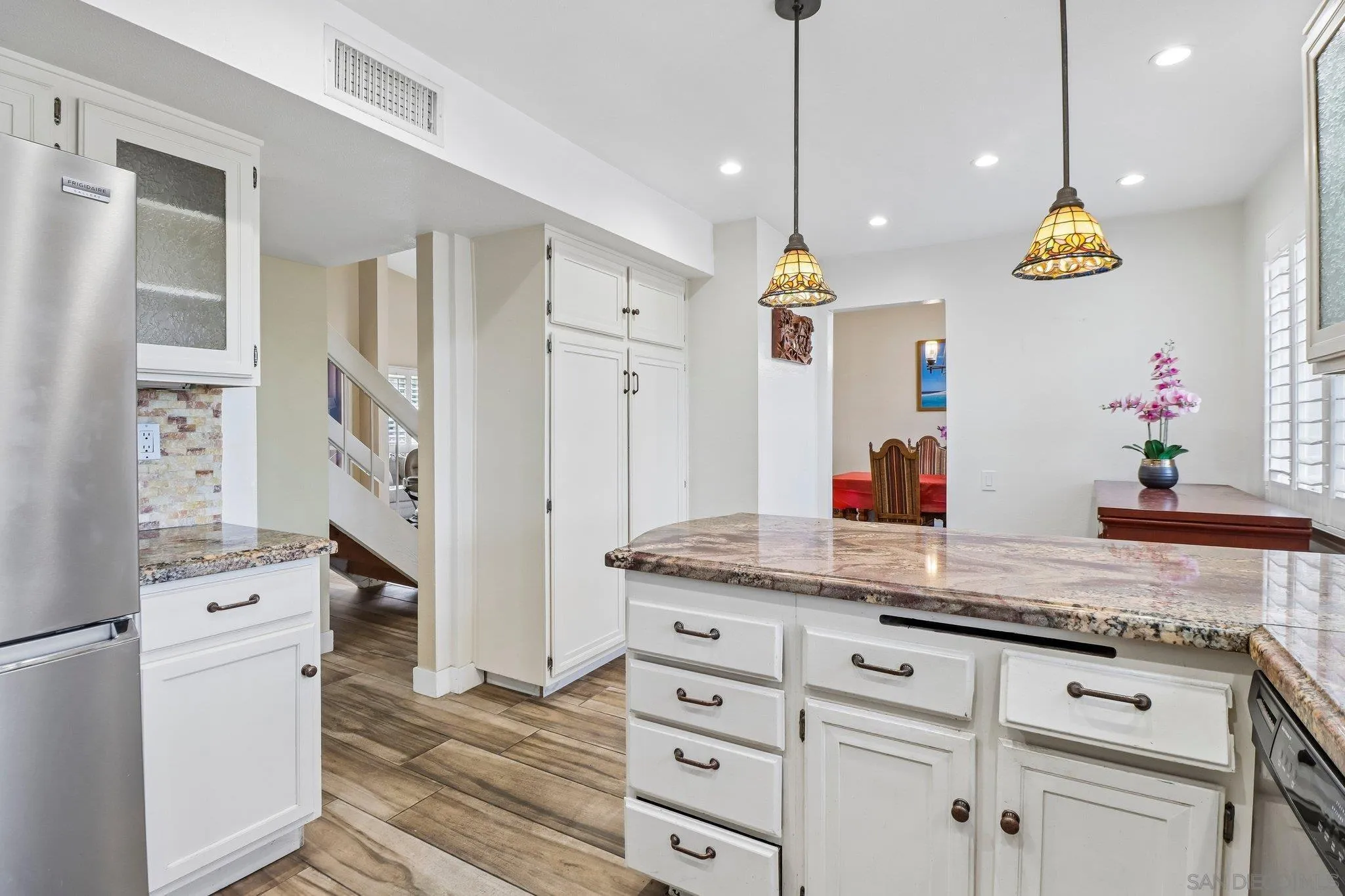 https://cdn.realtyfeed.com/cdn/127/260012831/189c843adb72863e049d500dc8443f7c.webp