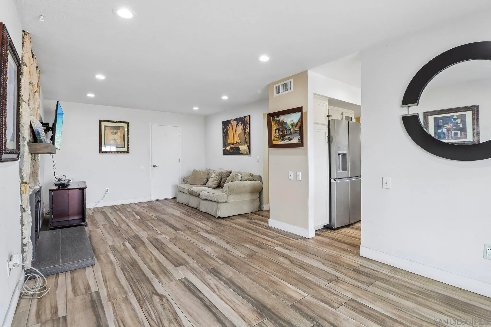 https://cdn.realtyfeed.com/cdn/127/260012831/e2a8afd331a13721bb287209ac38ed0c.webp