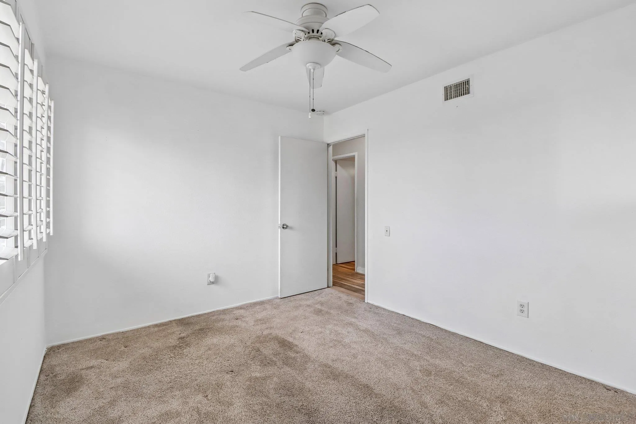 https://cdn.realtyfeed.com/cdn/127/260012831/e3dc07a24c15f13e3650fac677c3f293.webp