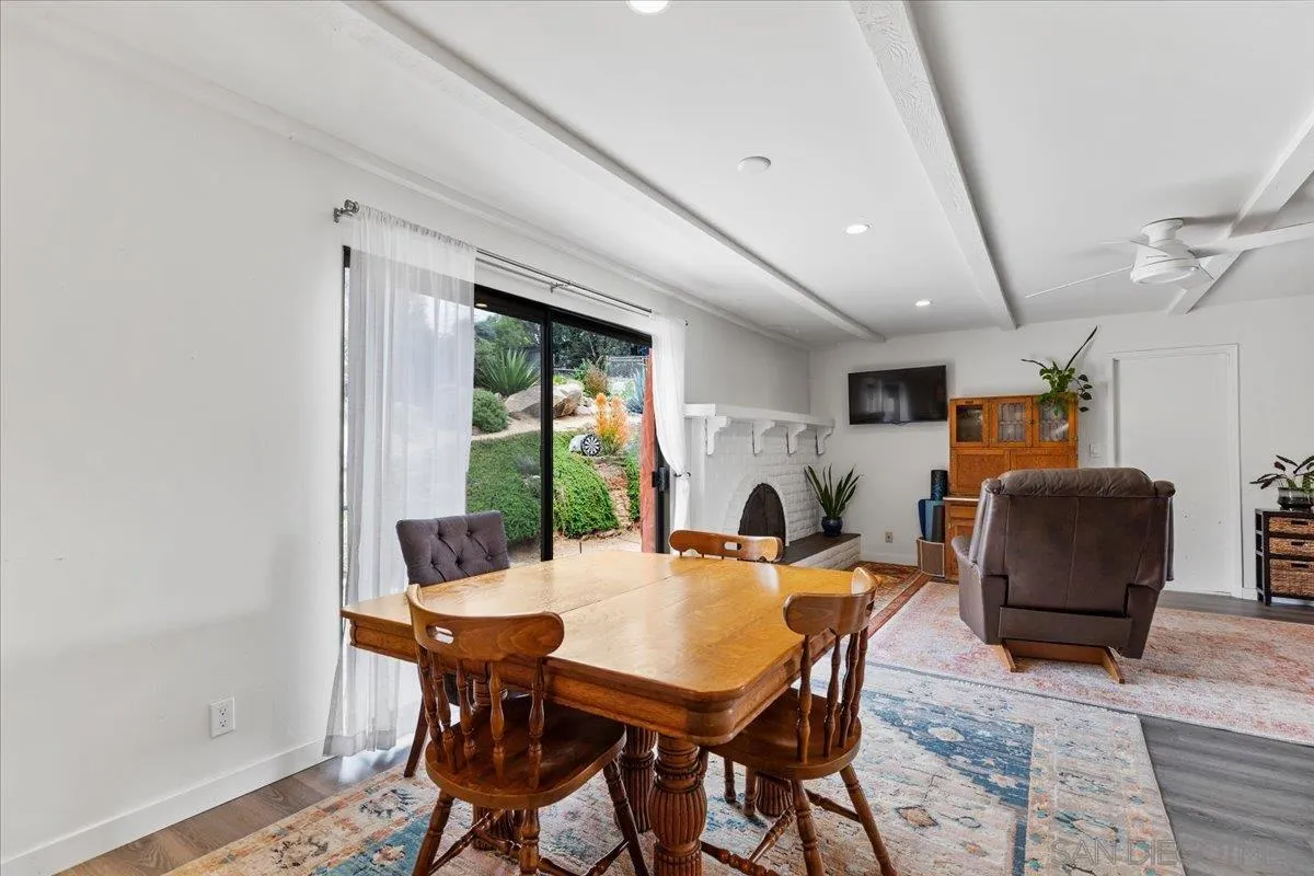 https://cdn.realtyfeed.com/cdn/127/260012832/82fd137f868229fe0a4df9ef14c60c88.webp