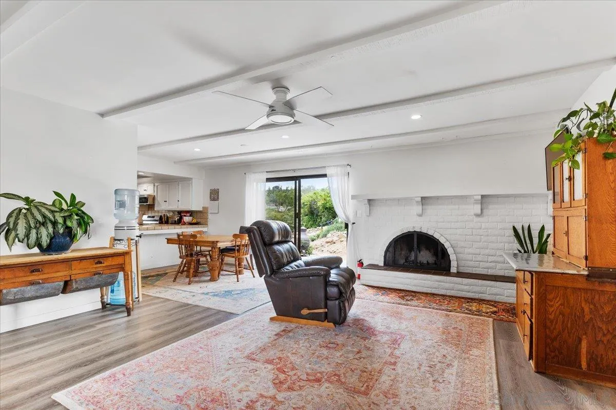 https://cdn.realtyfeed.com/cdn/127/260012832/8ec2e44f7baacc5179655bb6cfdcacbe.webp