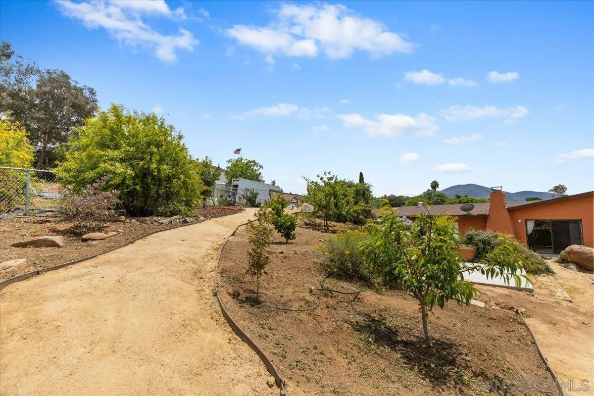 https://cdn.realtyfeed.com/cdn/127/260012832/b8dab50d6557d542a1d1d483a7e9663d.webp