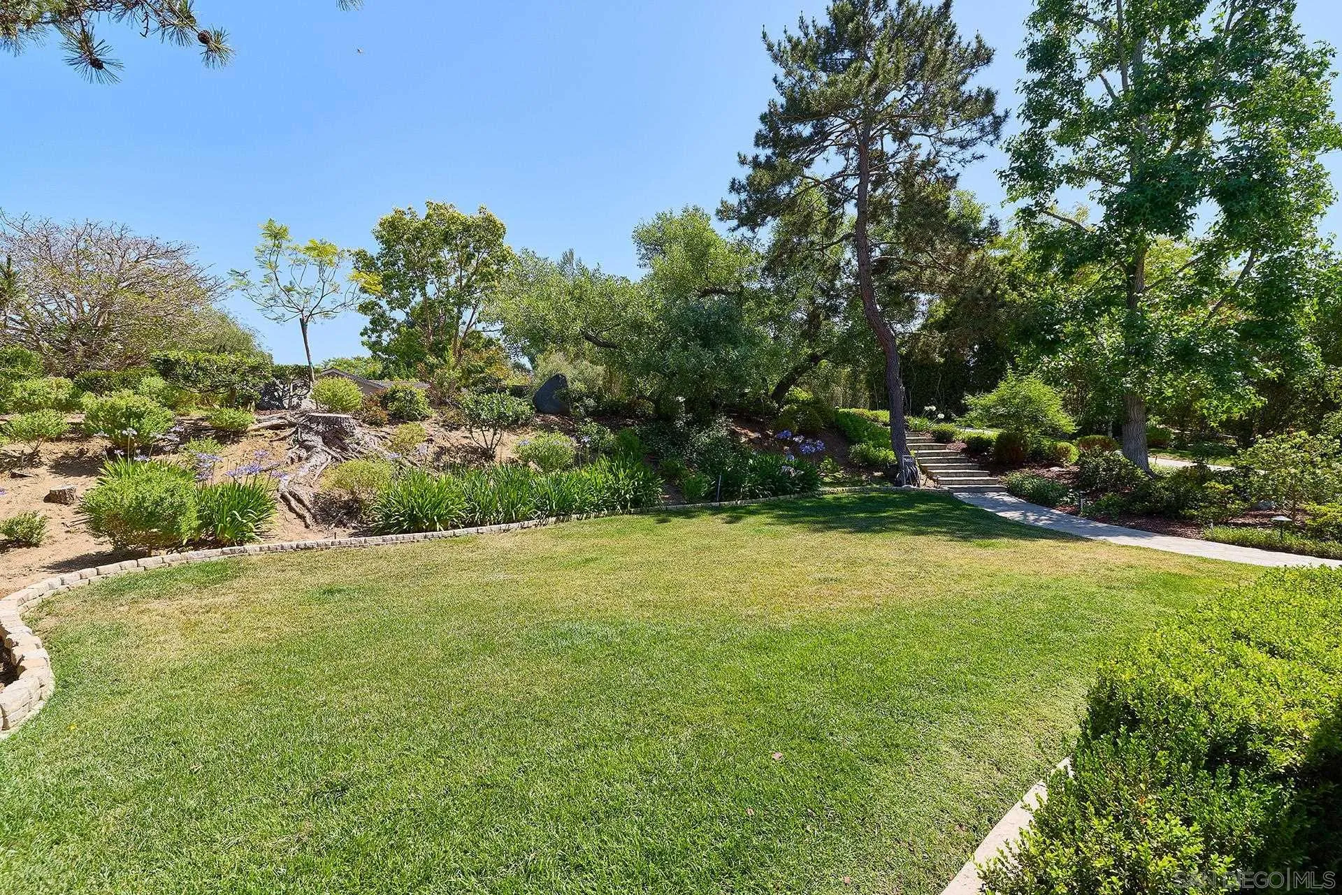 https://cdn.realtyfeed.com/cdn/127/260012833/90a9c66ab14a32316f2facbc29c4050d.webp