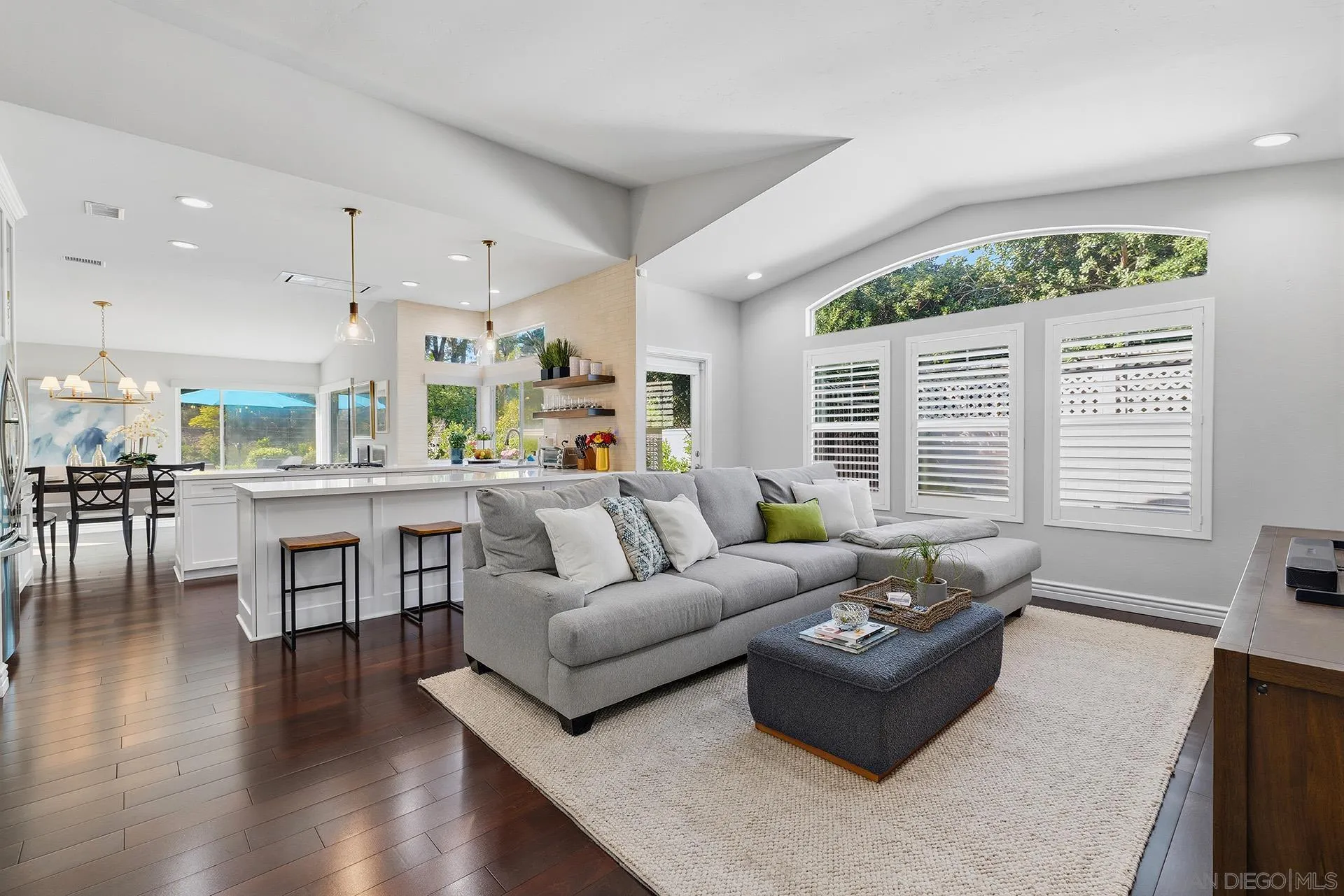 https://cdn.realtyfeed.com/cdn/127/260012833/b43456bbb184542c27da096ec5374bf0.webp
