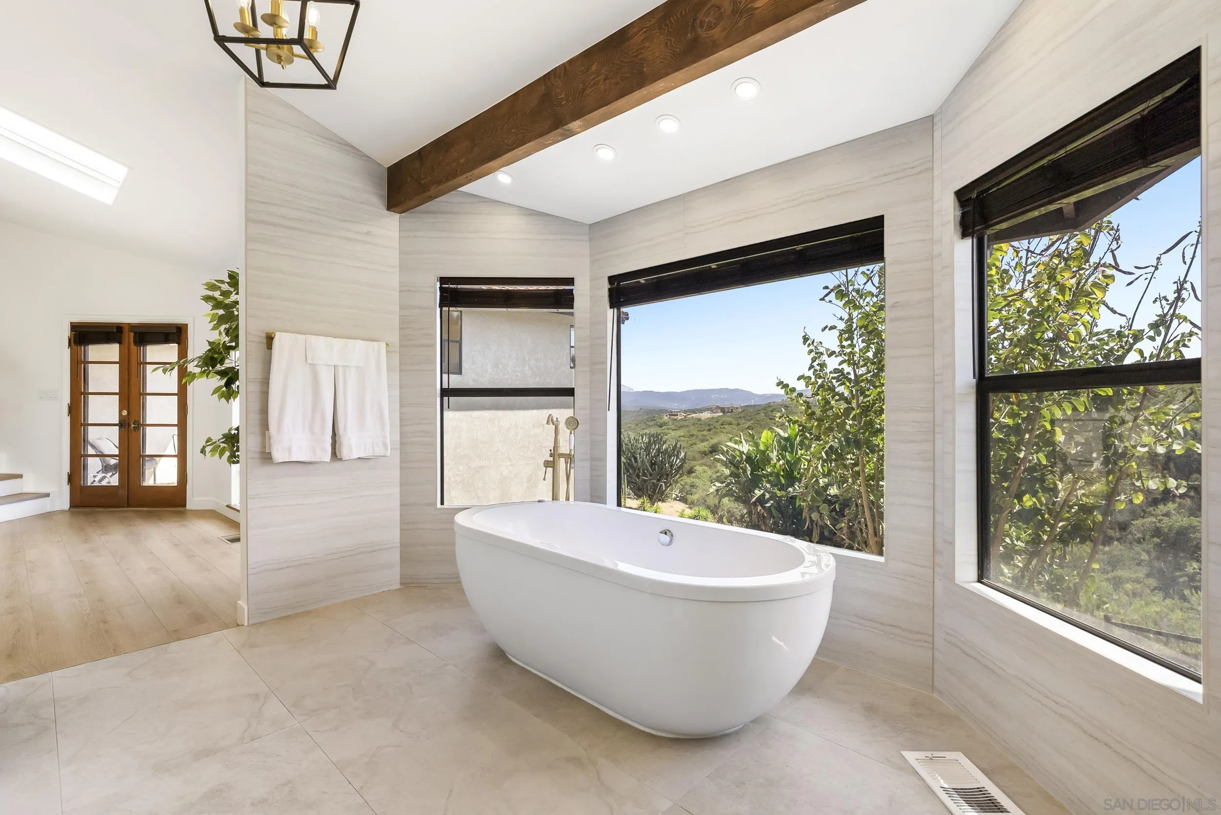 https://cdn.realtyfeed.com/cdn/127/260012846/32bd5cdb2dd02c324b6c428e2e230181.webp
