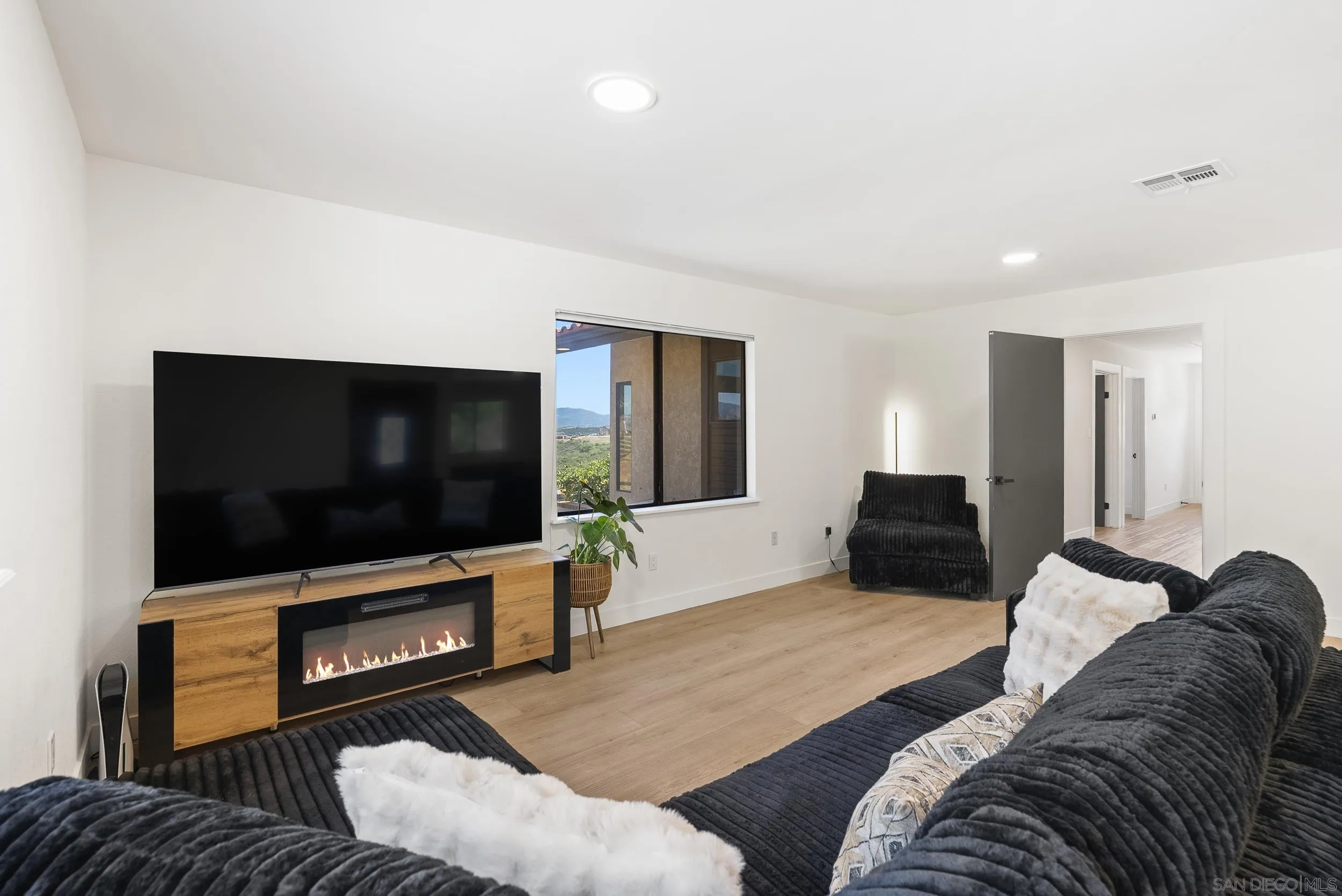 https://cdn.realtyfeed.com/cdn/127/260012846/6b264d39a7acdede9b809831c3f0cc29.webp