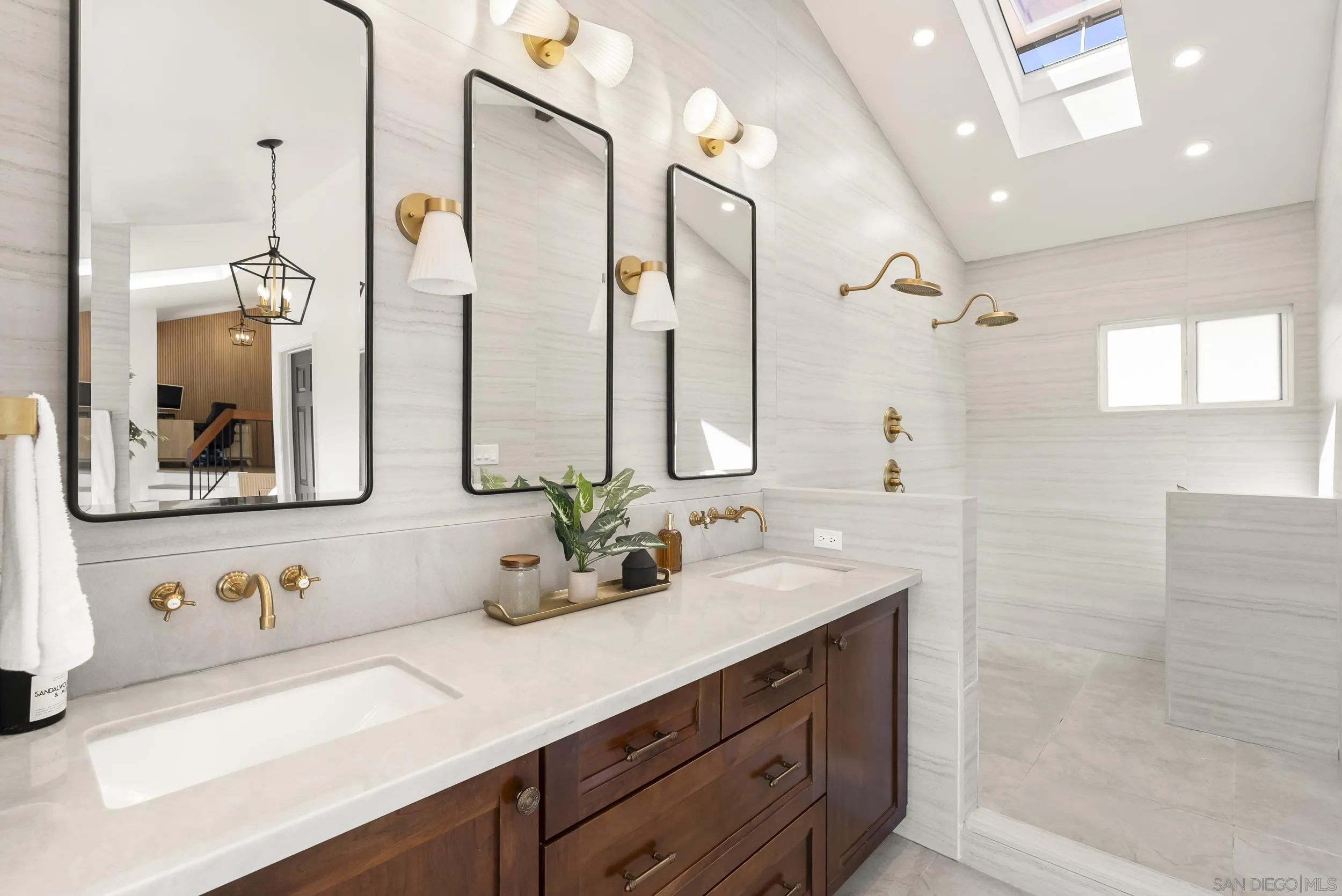 https://cdn.realtyfeed.com/cdn/127/260012846/8c5a7bb55f4c4532454678238357adcb.webp