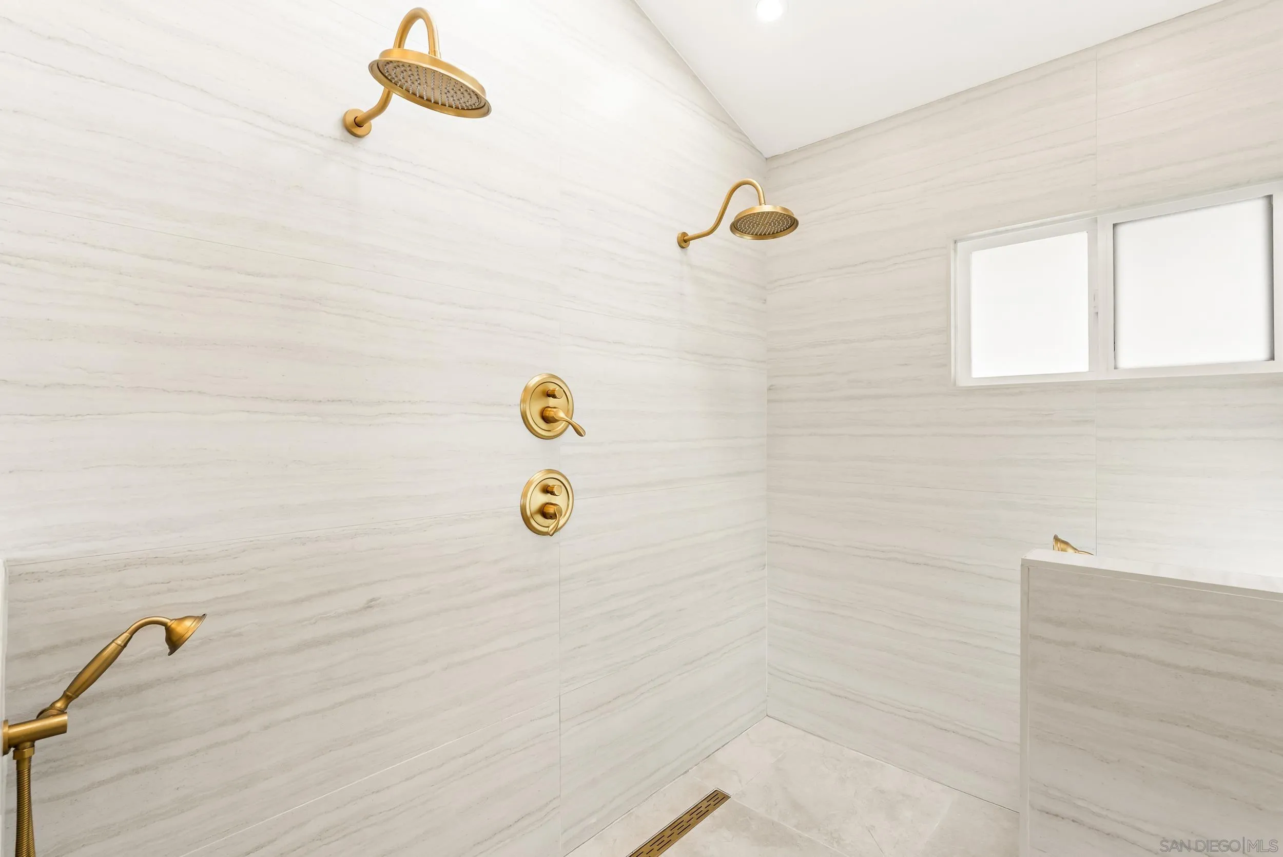 https://cdn.realtyfeed.com/cdn/127/260012846/d40e1502ffe4d863eb1c696134d2a953.webp