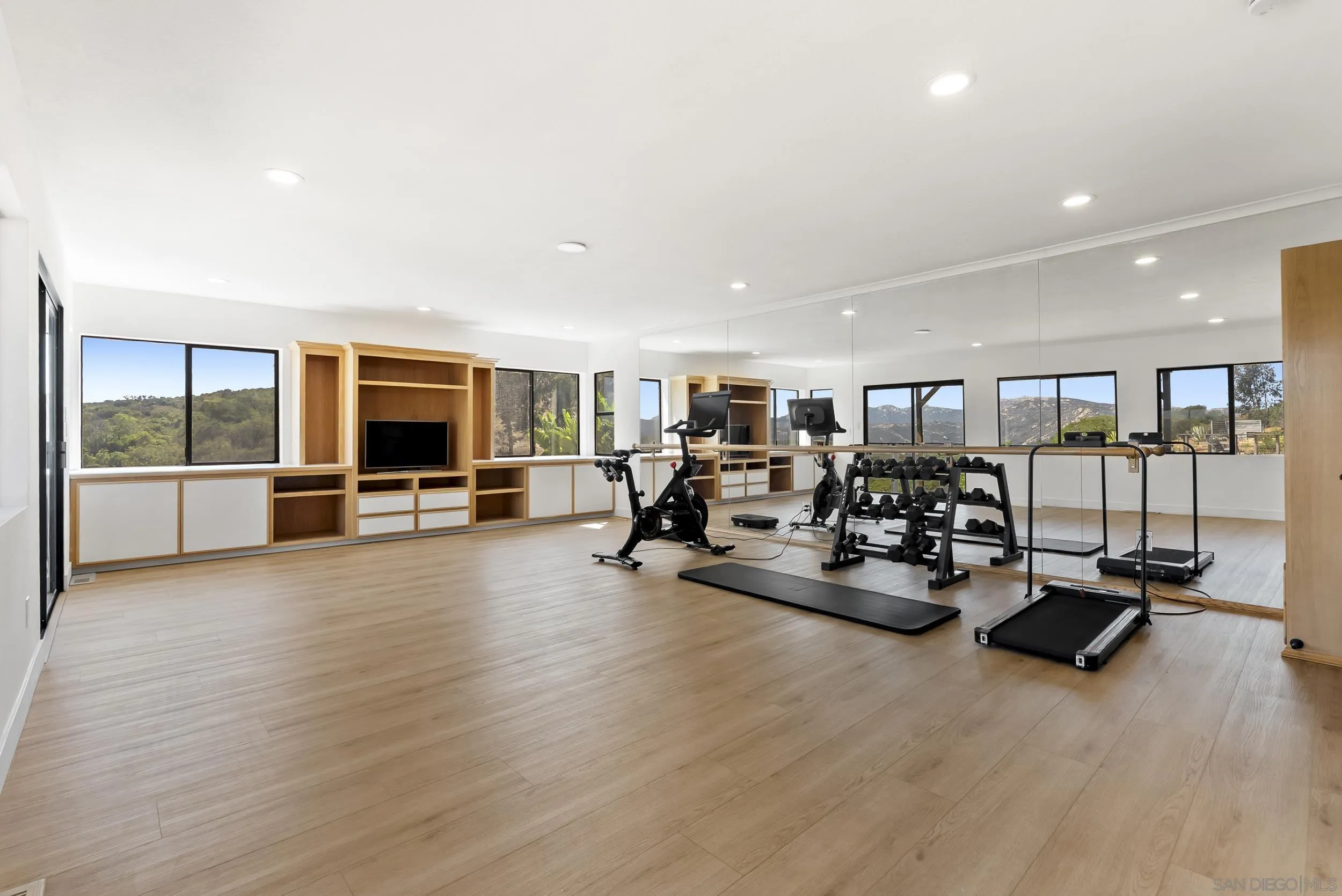 https://cdn.realtyfeed.com/cdn/127/260012846/facdf44102e31b0c7eeba90bc6dae7e2.webp