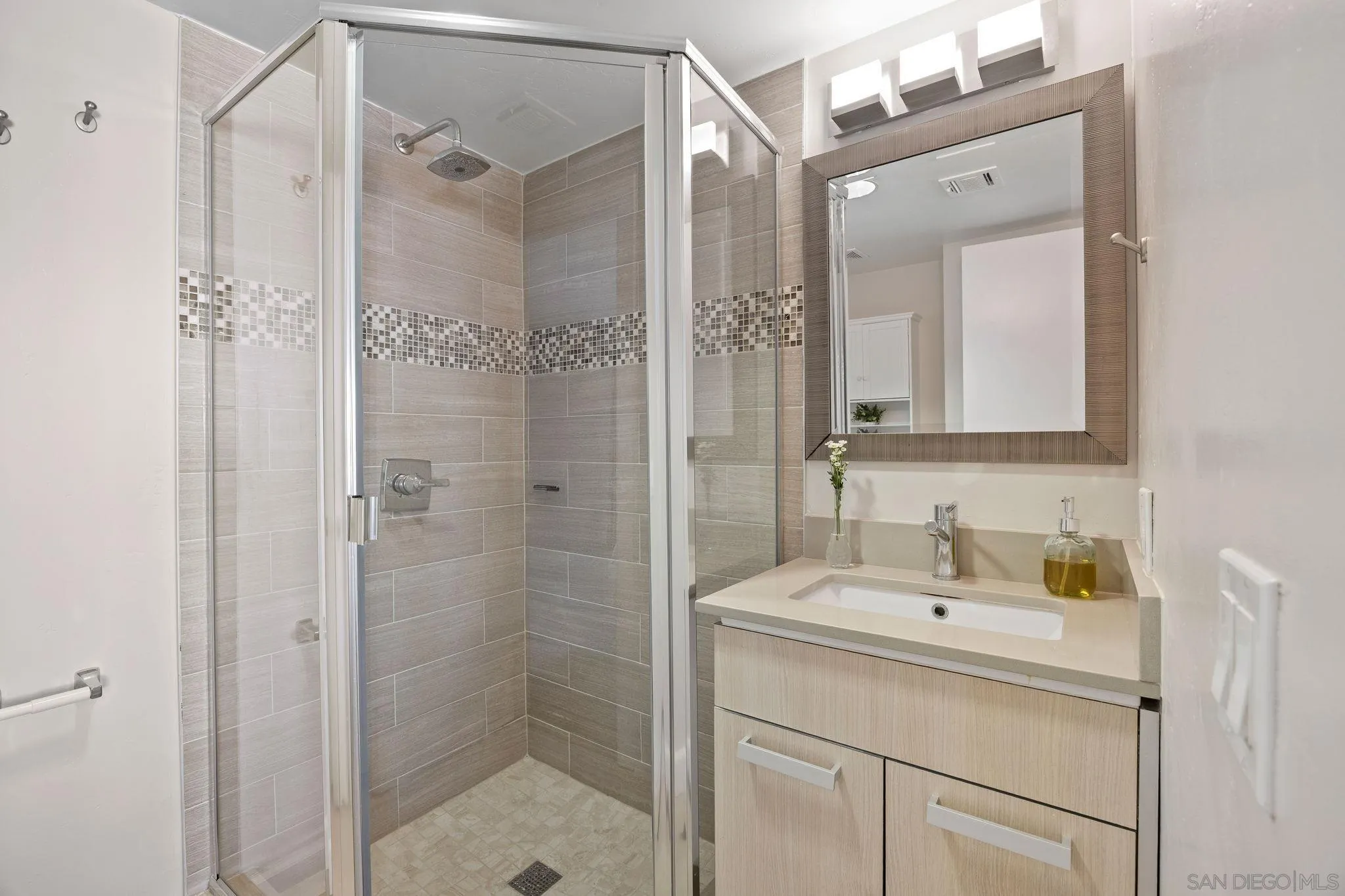 https://cdn.realtyfeed.com/cdn/127/260012856/1340d3ca709e3d5efed919345935360d.webp