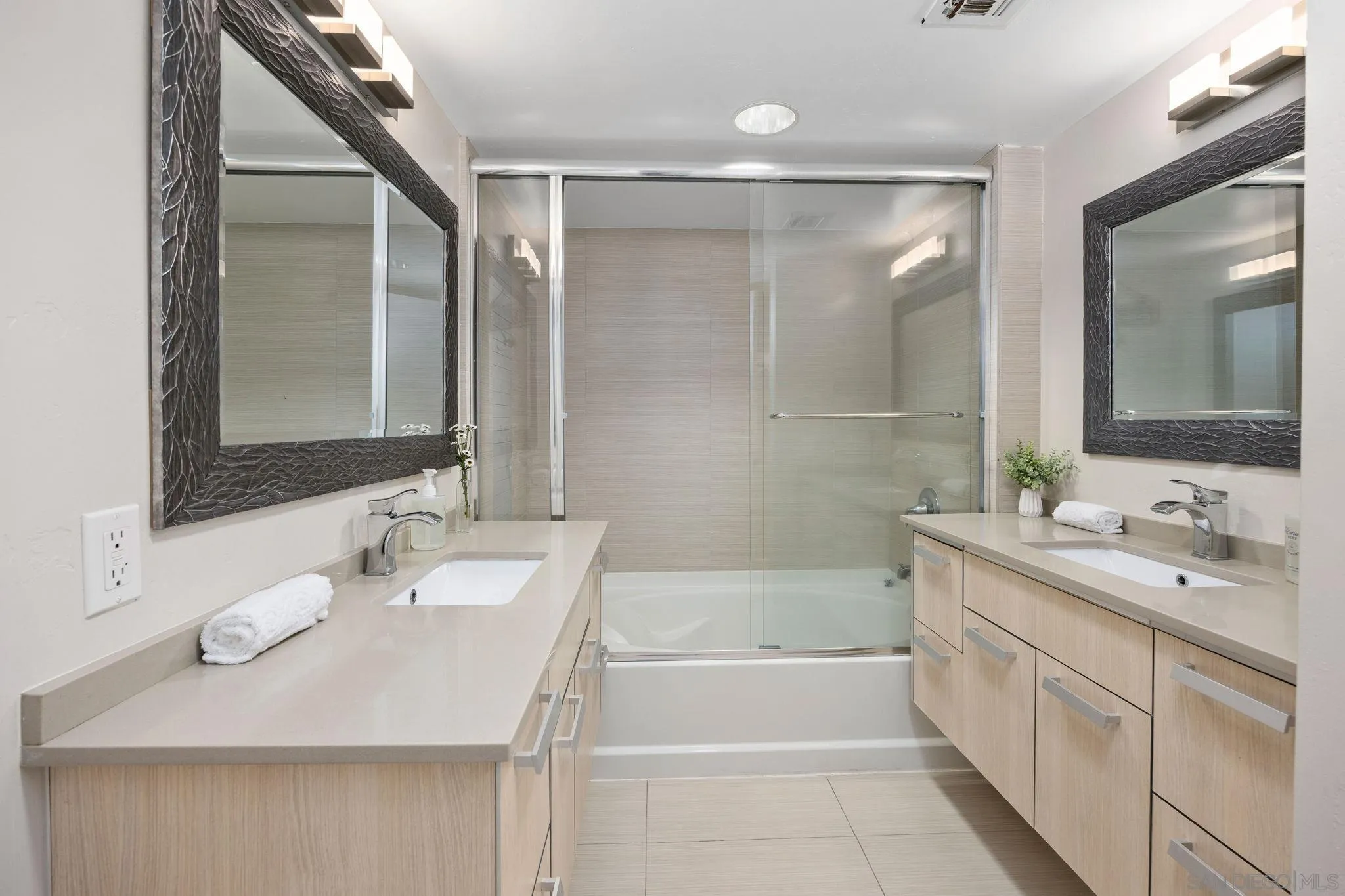 https://cdn.realtyfeed.com/cdn/127/260012856/cf23e755dc25a50f617292b92206bc44.webp