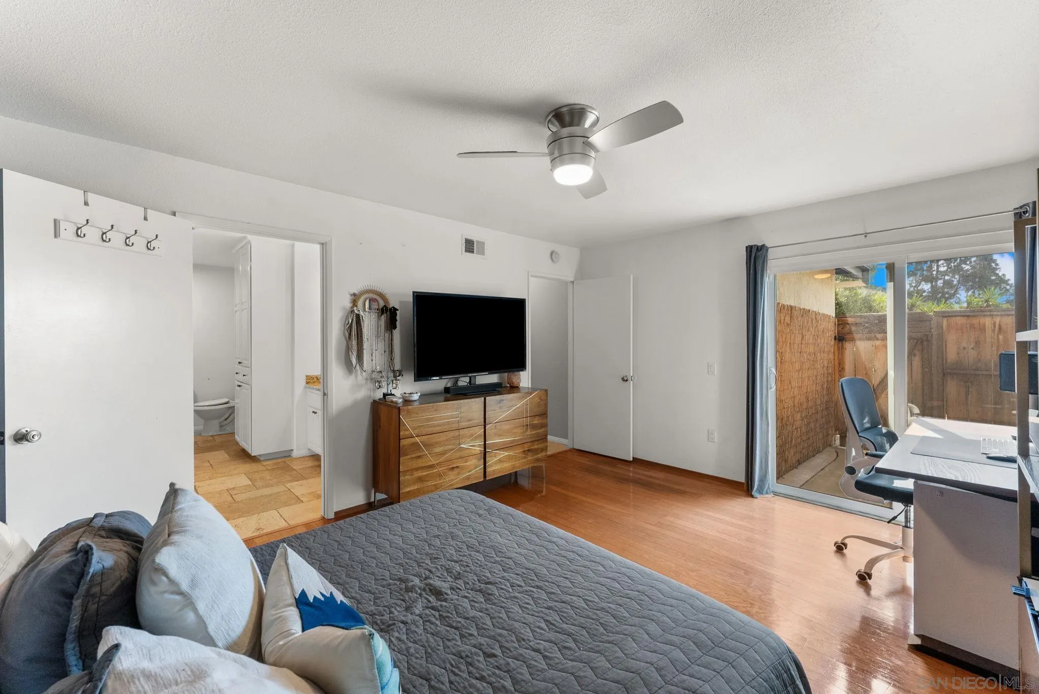 https://cdn.realtyfeed.com/cdn/127/260012867/e8ee243cc05326f08e44ff50c851cb9e.webp