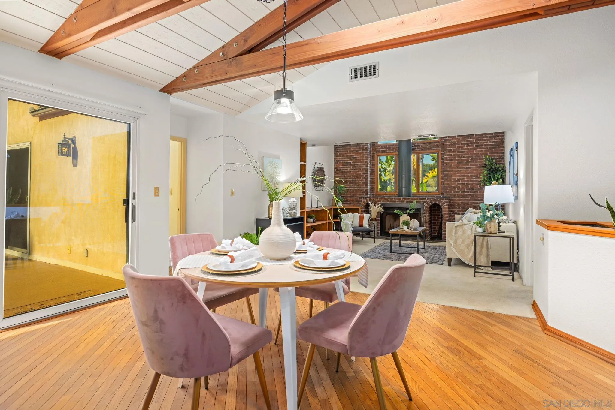 https://cdn.realtyfeed.com/cdn/127/260012874/7145ddf2af3345e4c29ce3015110907f.webp