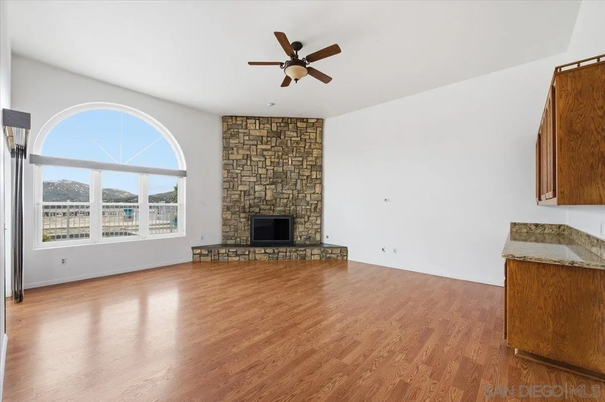 https://cdn.realtyfeed.com/cdn/127/260012893/54a1f1f28cd4f7c7908aa22b1a8d2be6.webp