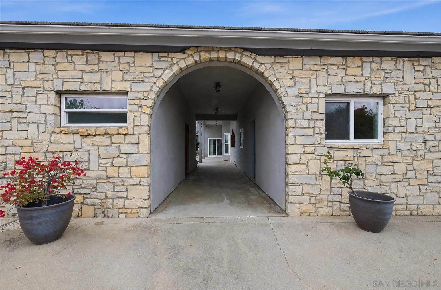 https://cdn.realtyfeed.com/cdn/127/260012893/fc4e02644af691989d07433d18bc0f72.webp