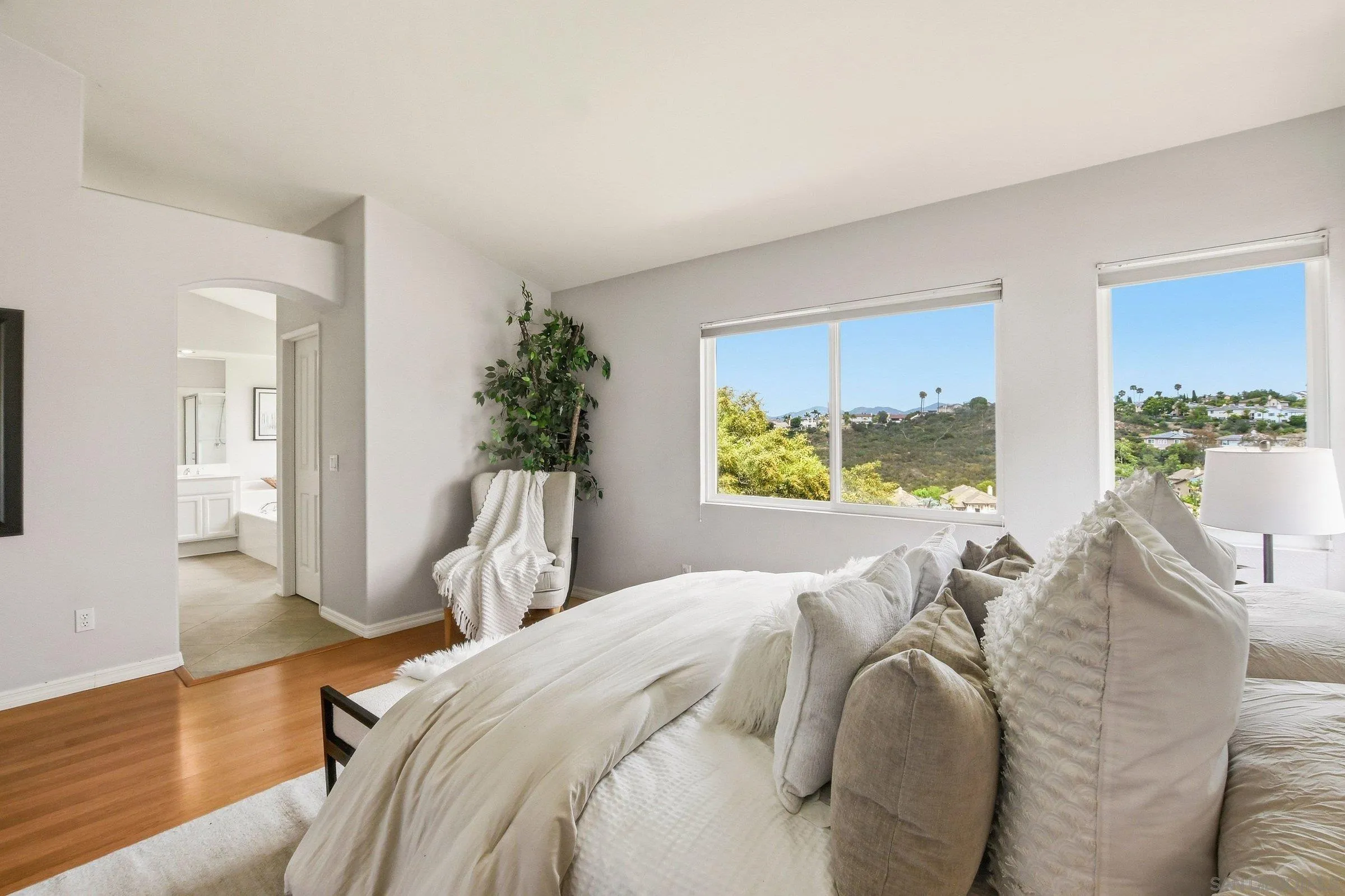 https://cdn.realtyfeed.com/cdn/127/260012894/6e991f5e63149b50955ed5f419a30bd9.webp