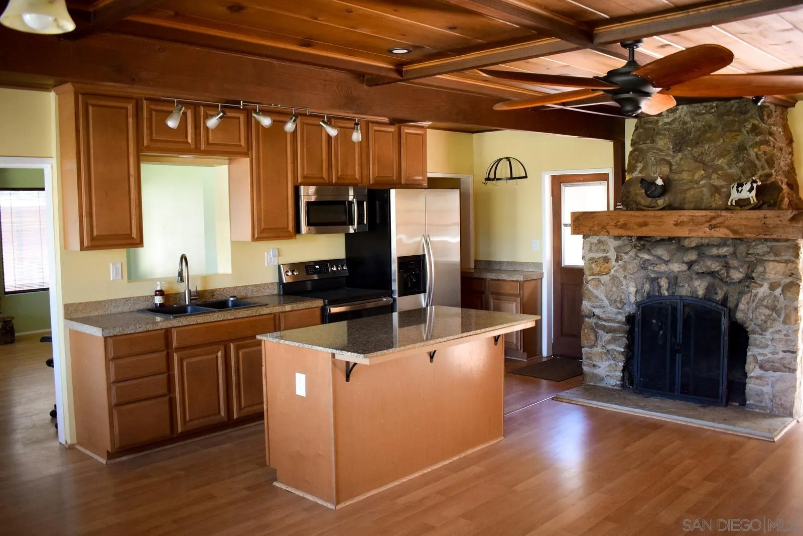 https://cdn.realtyfeed.com/cdn/127/260012901/68213c9a2b9a70ae0358c626f0308ae4.webp