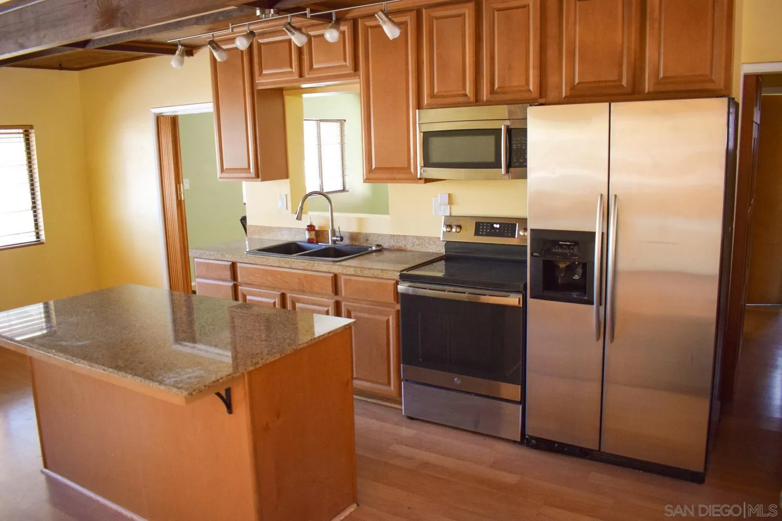 https://cdn.realtyfeed.com/cdn/127/260012901/e6b19e43708f40120b82ccd809c86b52.webp