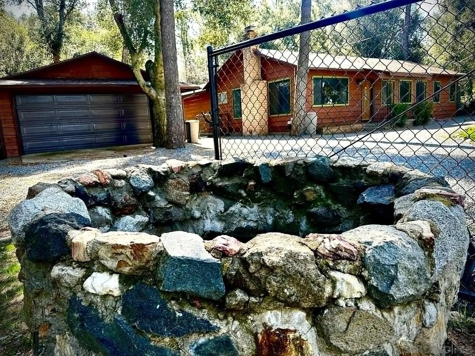 https://cdn.realtyfeed.com/cdn/127/260012901/e83bcfa84adf4cf0f762c32580dd82dc.webp