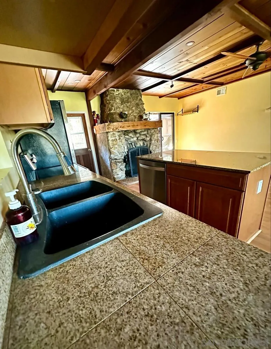 https://cdn.realtyfeed.com/cdn/127/260012901/ffbe2988d0d44c8e8985877b75d5770a.webp
