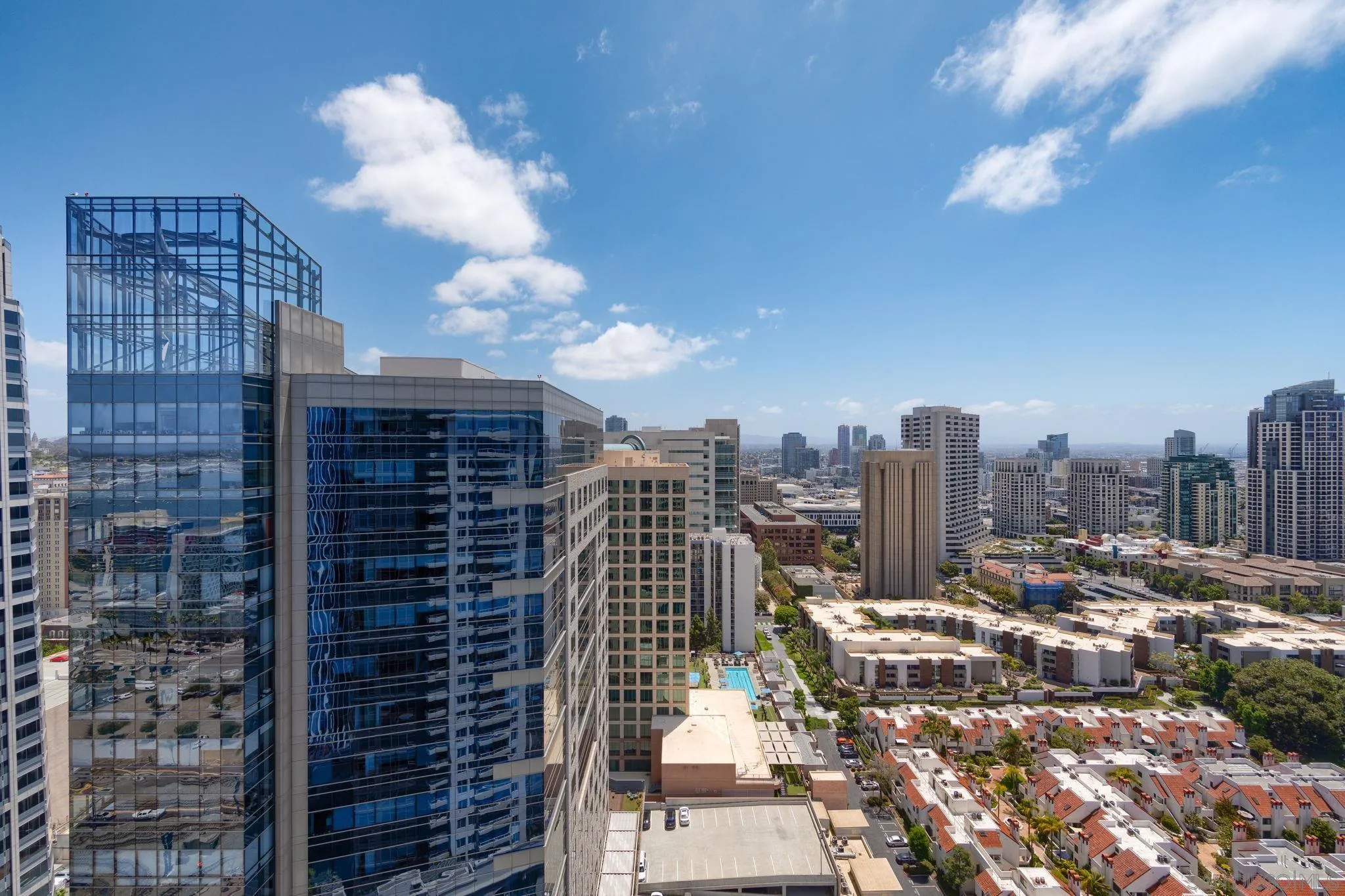 https://cdn.realtyfeed.com/cdn/127/260012905/002018658b61a17accceeb2ed3cf6049.webp