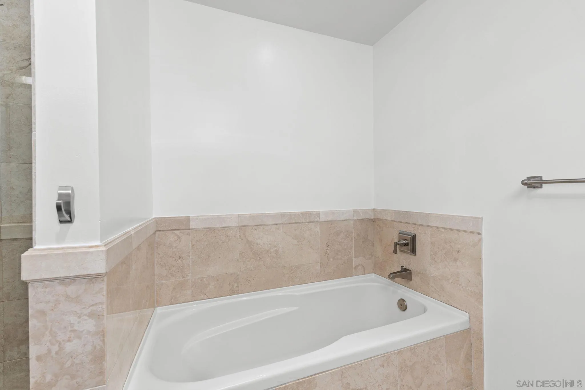 https://cdn.realtyfeed.com/cdn/127/260012905/91cf177ad37c799b70f8d21f3711860a.webp