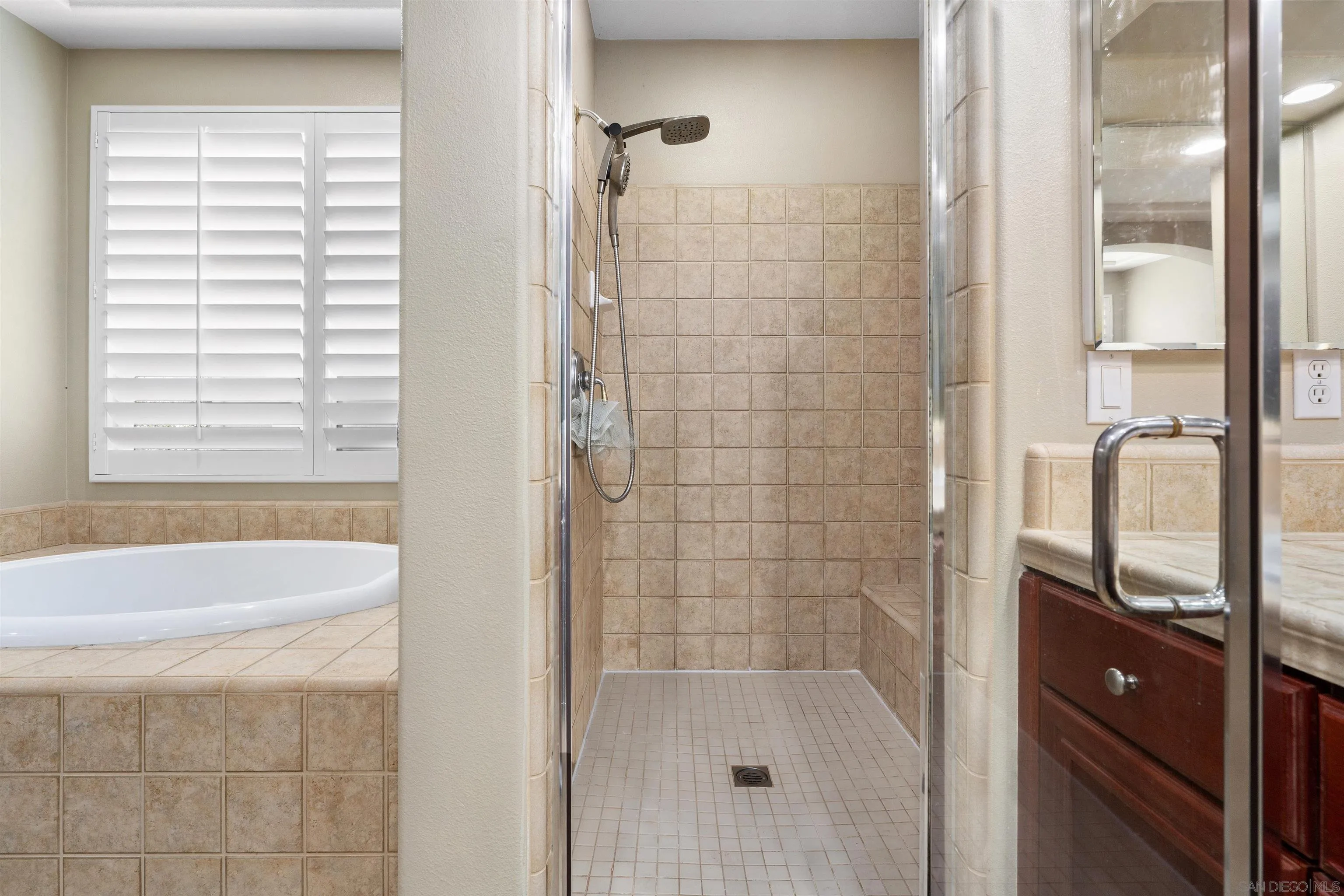 https://cdn.realtyfeed.com/cdn/127/260012908/0c733f1d7dbd4b923972978939ec780c.webp