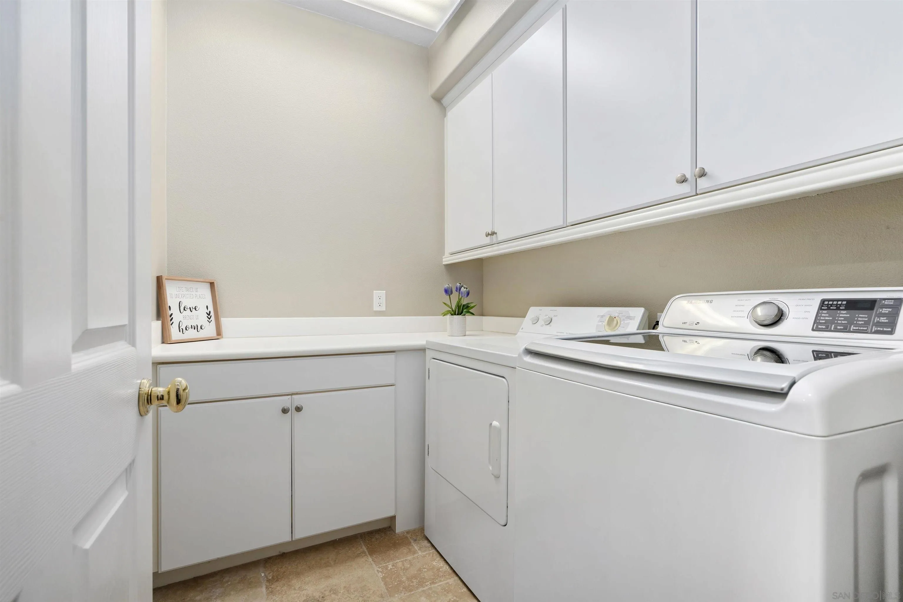 https://cdn.realtyfeed.com/cdn/127/260012908/17404d3bada179b9b034082bc021cac3.webp