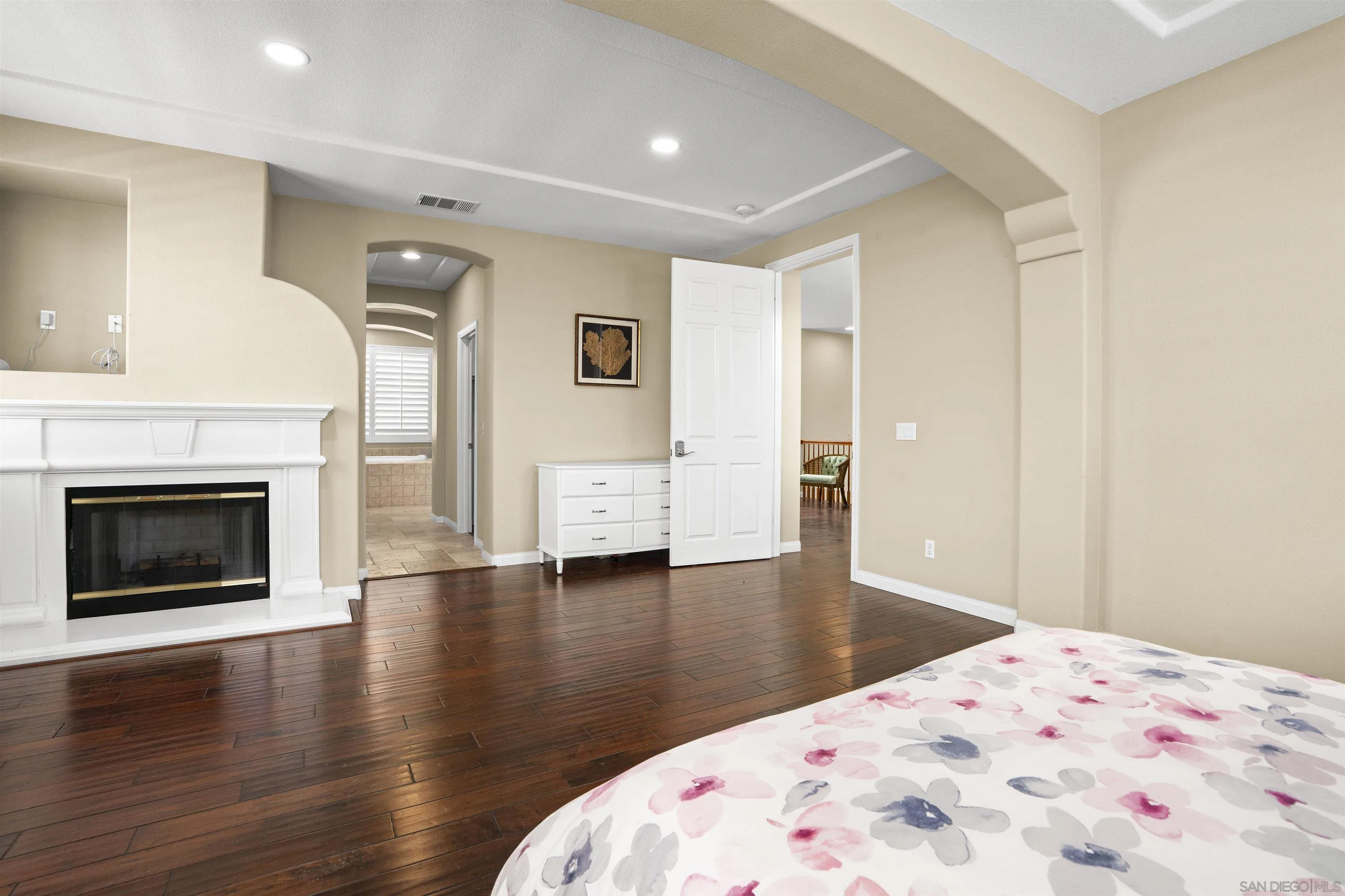 https://cdn.realtyfeed.com/cdn/127/260012908/404c0139cdd3f882f86415f06847630a.webp