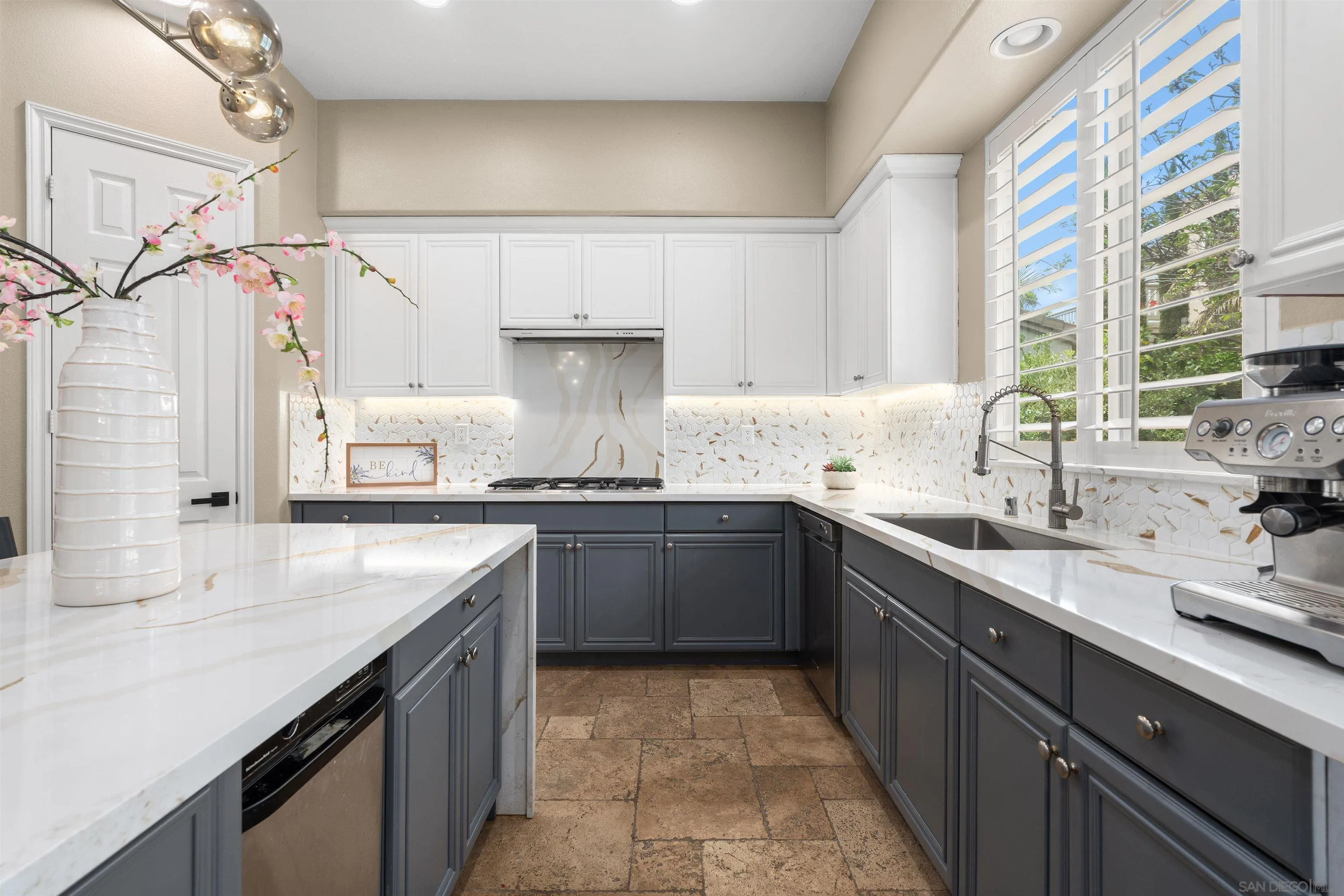 https://cdn.realtyfeed.com/cdn/127/260012908/64ccac6bb392b97fb028d3a63a0228f3.webp