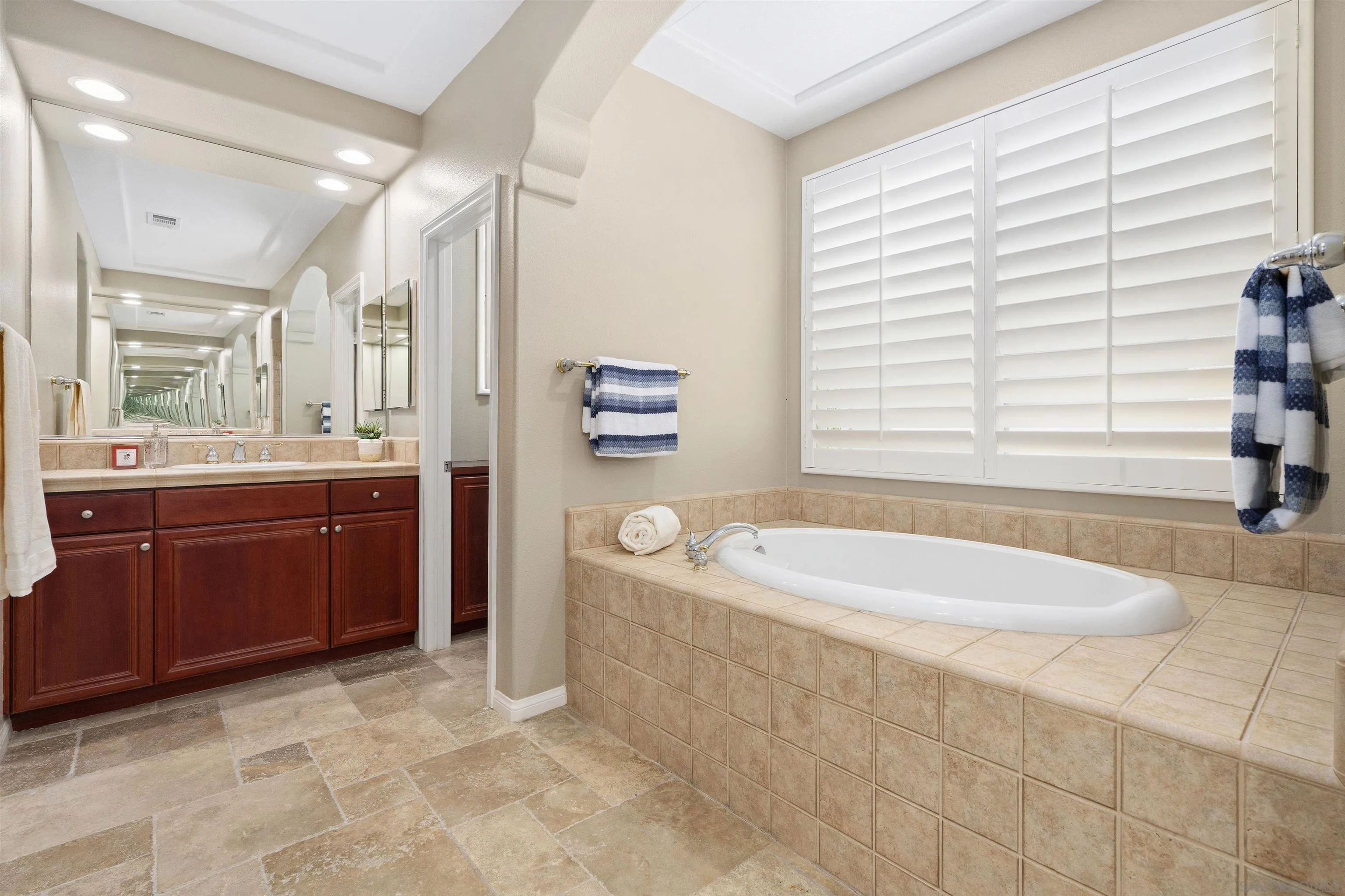 https://cdn.realtyfeed.com/cdn/127/260012908/727626a5970de57f3ed253f5de1016b0.webp