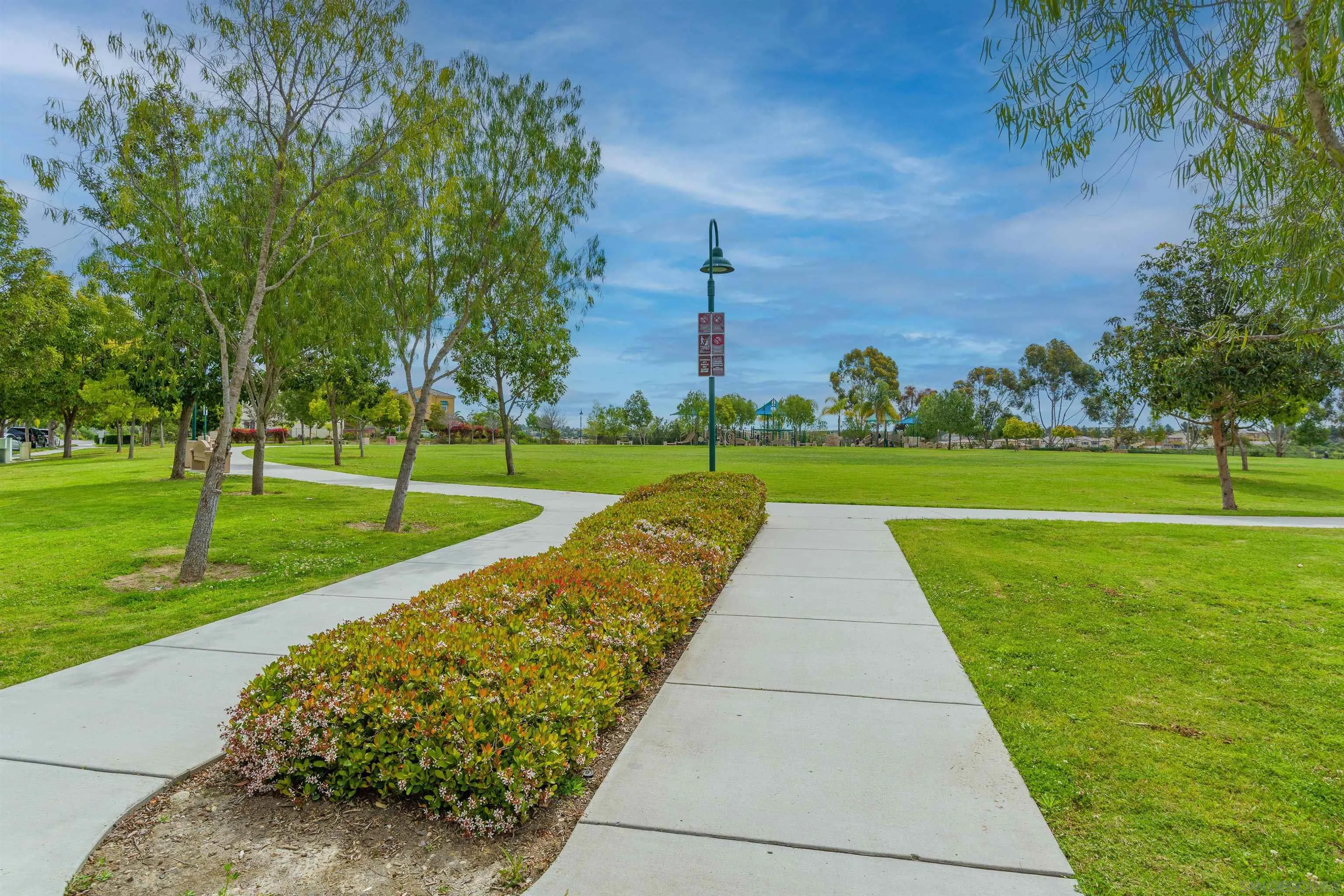 https://cdn.realtyfeed.com/cdn/127/260012908/a5ce4e4f630a4639117ecbbda33fc1b6.webp