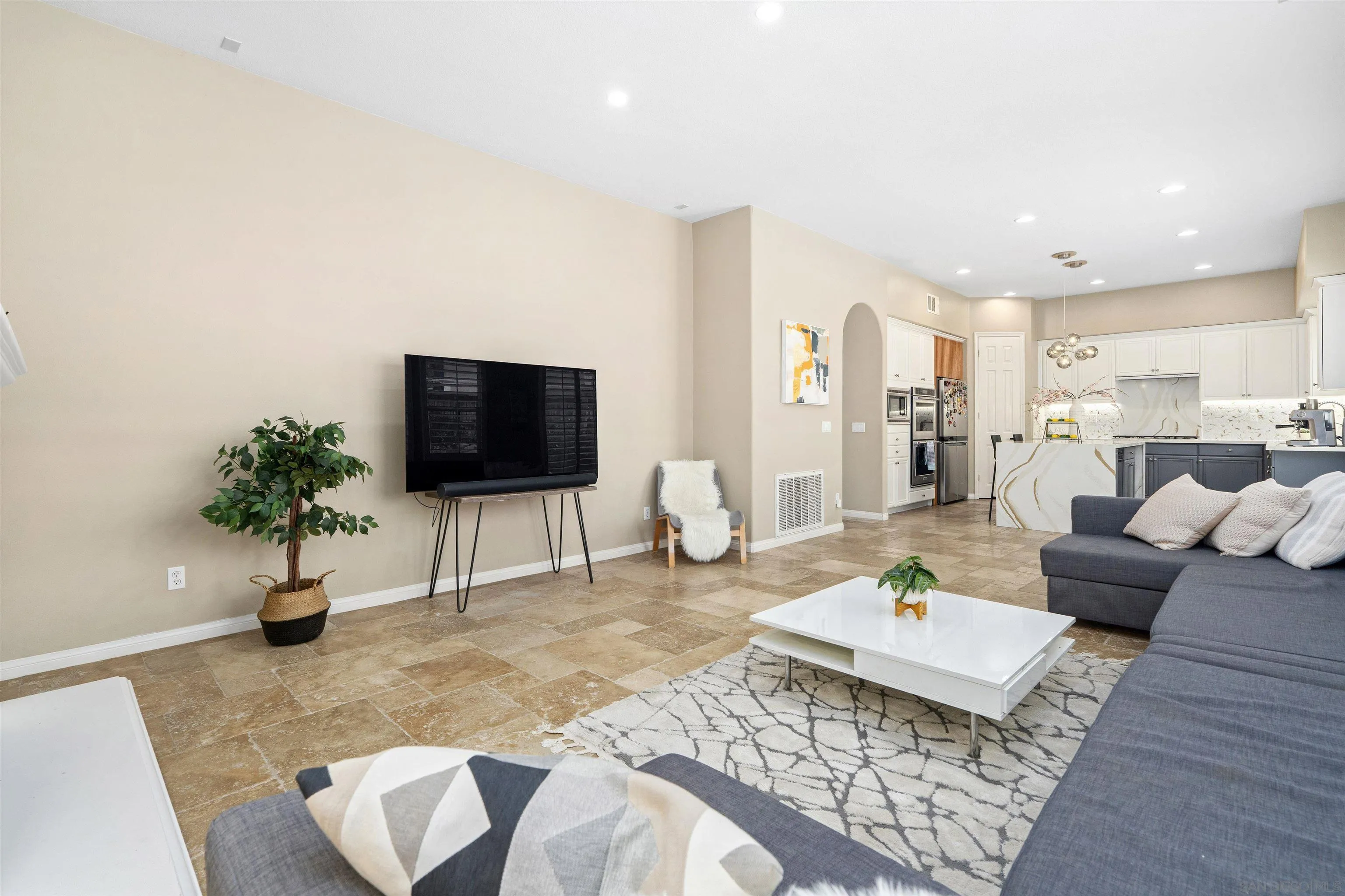 https://cdn.realtyfeed.com/cdn/127/260012908/bda613f015f64624ea7c1414f19d8fab.webp
