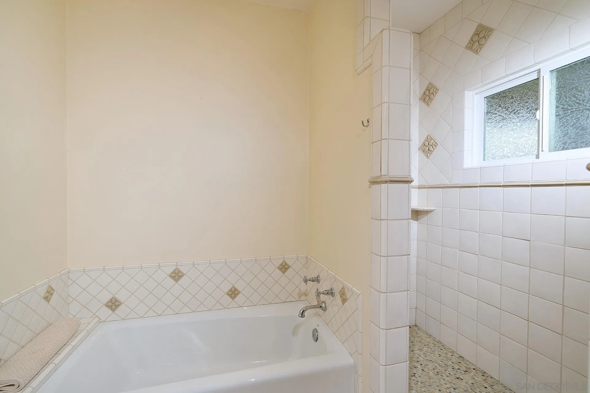 https://cdn.realtyfeed.com/cdn/127/260012913/24074ee963fc7bcb00c661ae38bee907.webp