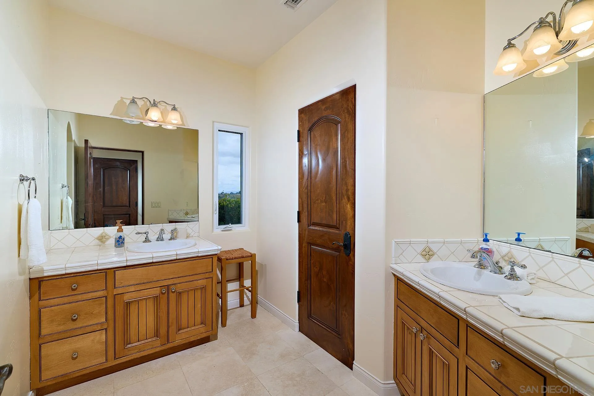 https://cdn.realtyfeed.com/cdn/127/260012913/6546b9379c60c7f551386b27be3e4715.webp