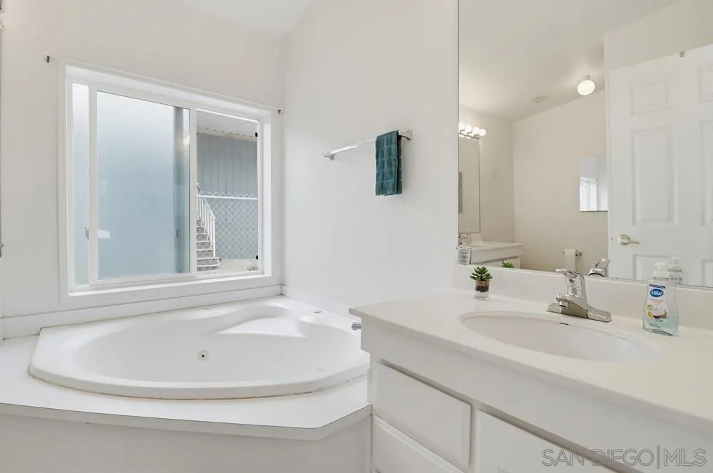 https://cdn.realtyfeed.com/cdn/127/260012919/f6a503ea16165a27e474e5515bd959fd.webp