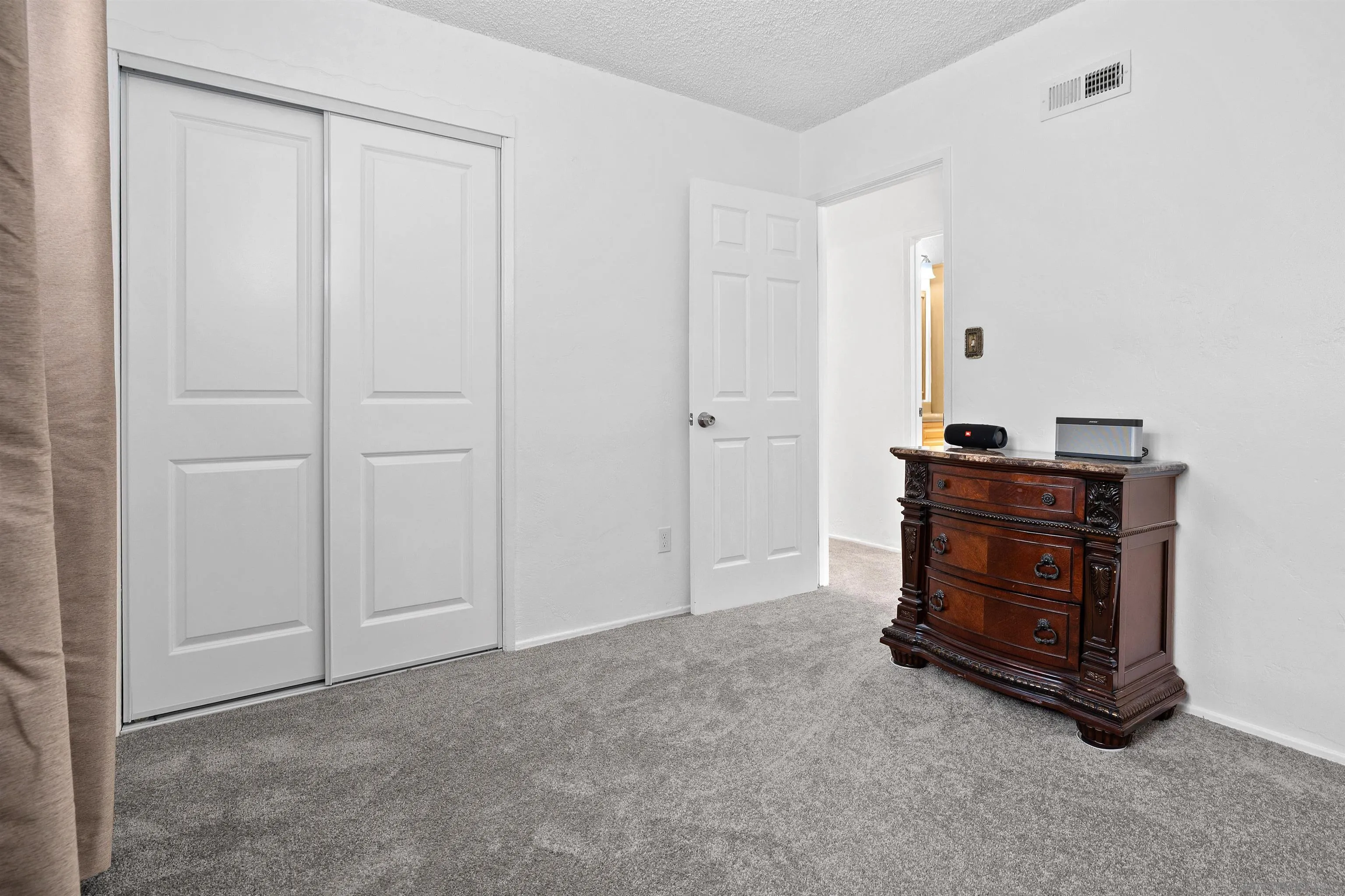 https://cdn.realtyfeed.com/cdn/127/260012927/5fc807fe5cb9d2792bf7538e4376637b.webp