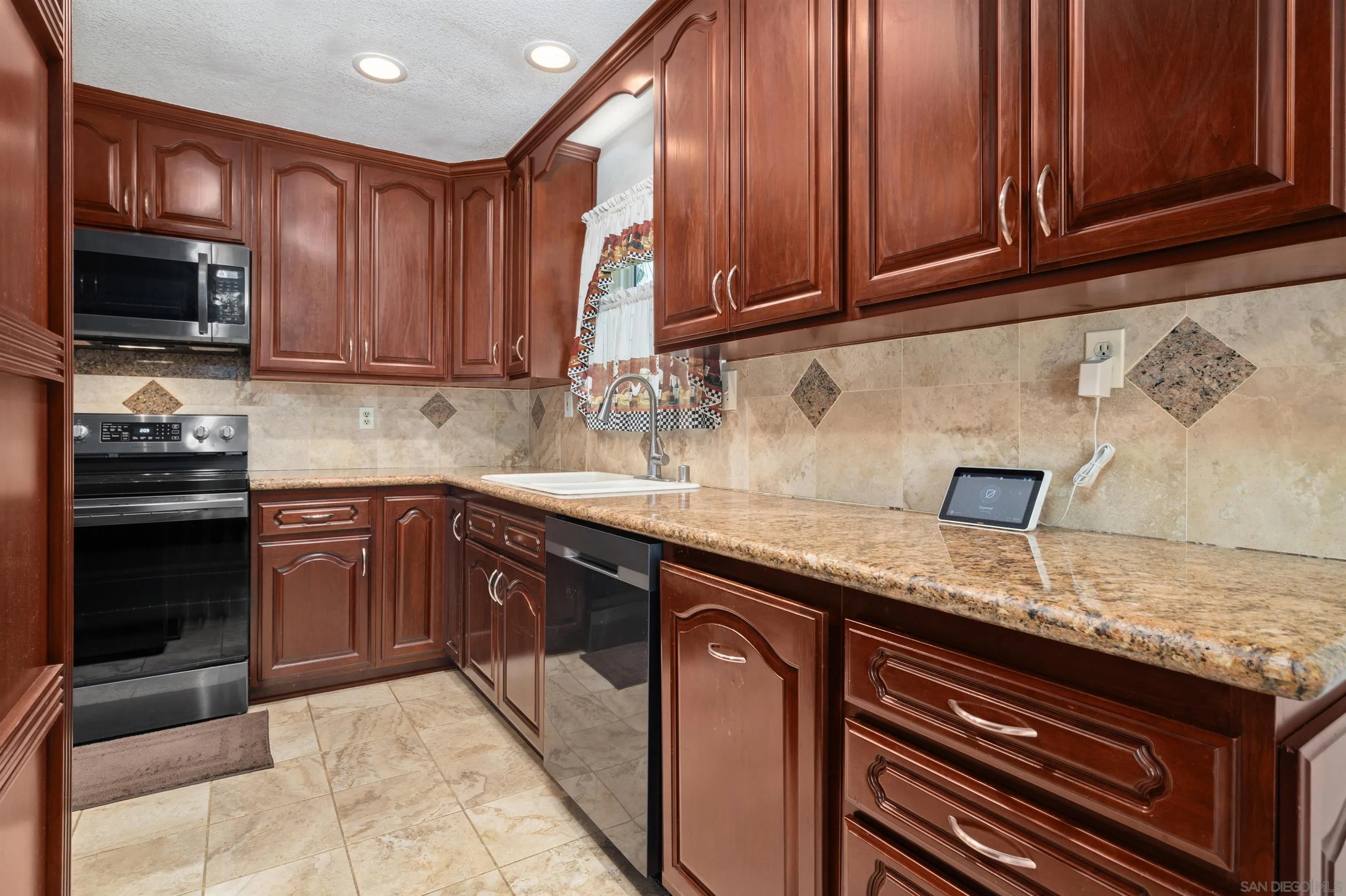 https://cdn.realtyfeed.com/cdn/127/260012927/70f3d3db40be106e75ef67fad8ae5ac2.webp