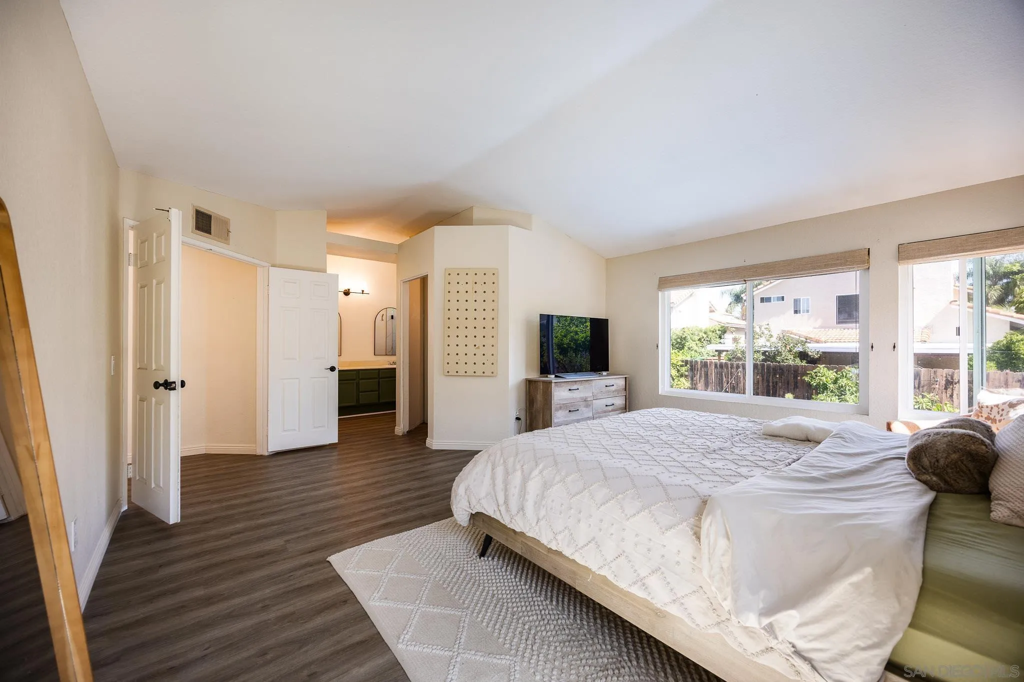 https://cdn.realtyfeed.com/cdn/127/260012928/f7ce79540b0802076e4049940713c4ff.webp