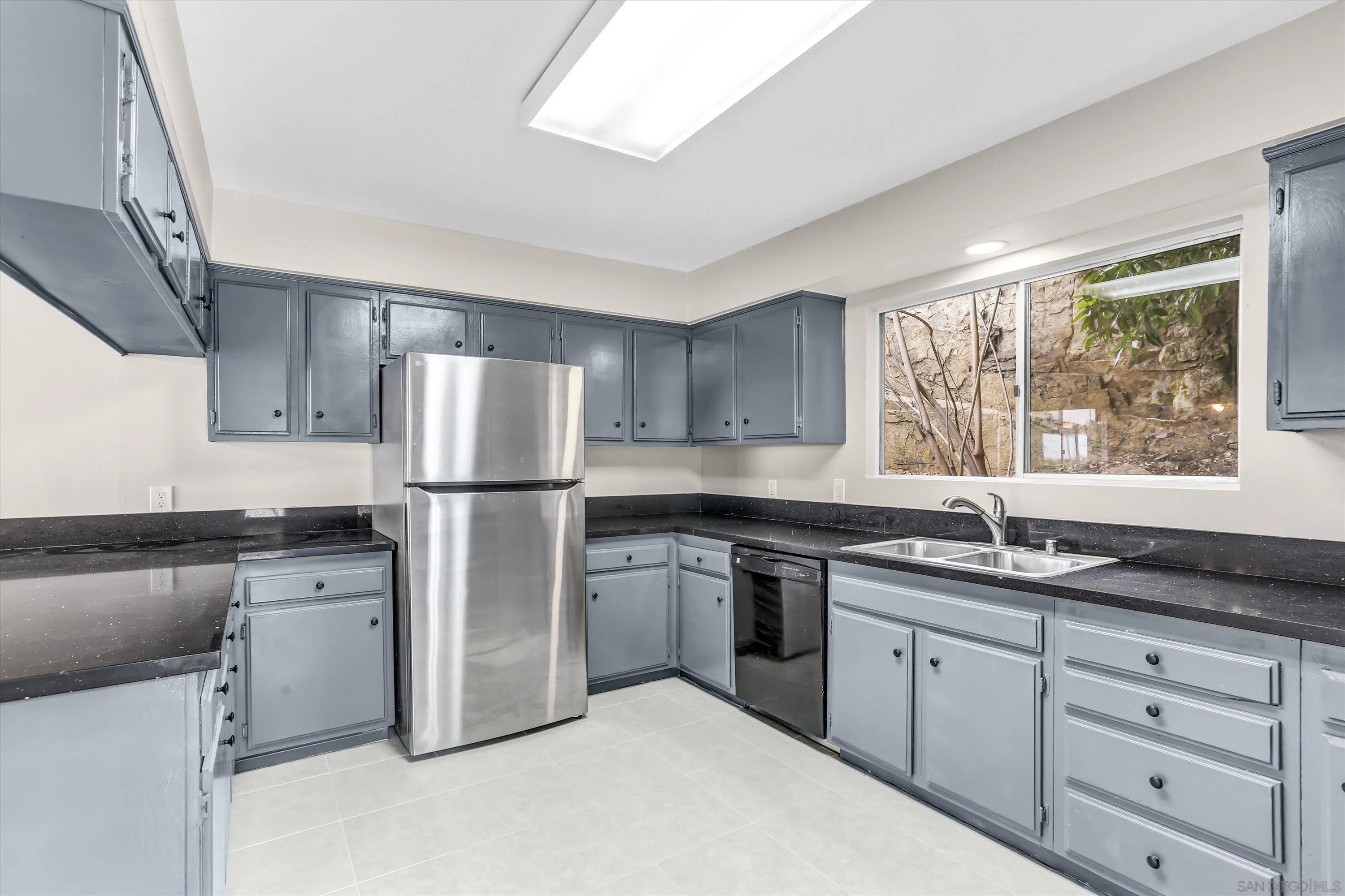 https://cdn.realtyfeed.com/cdn/127/260012933/8a41273cc703db2b8cef009eb28c7594.webp