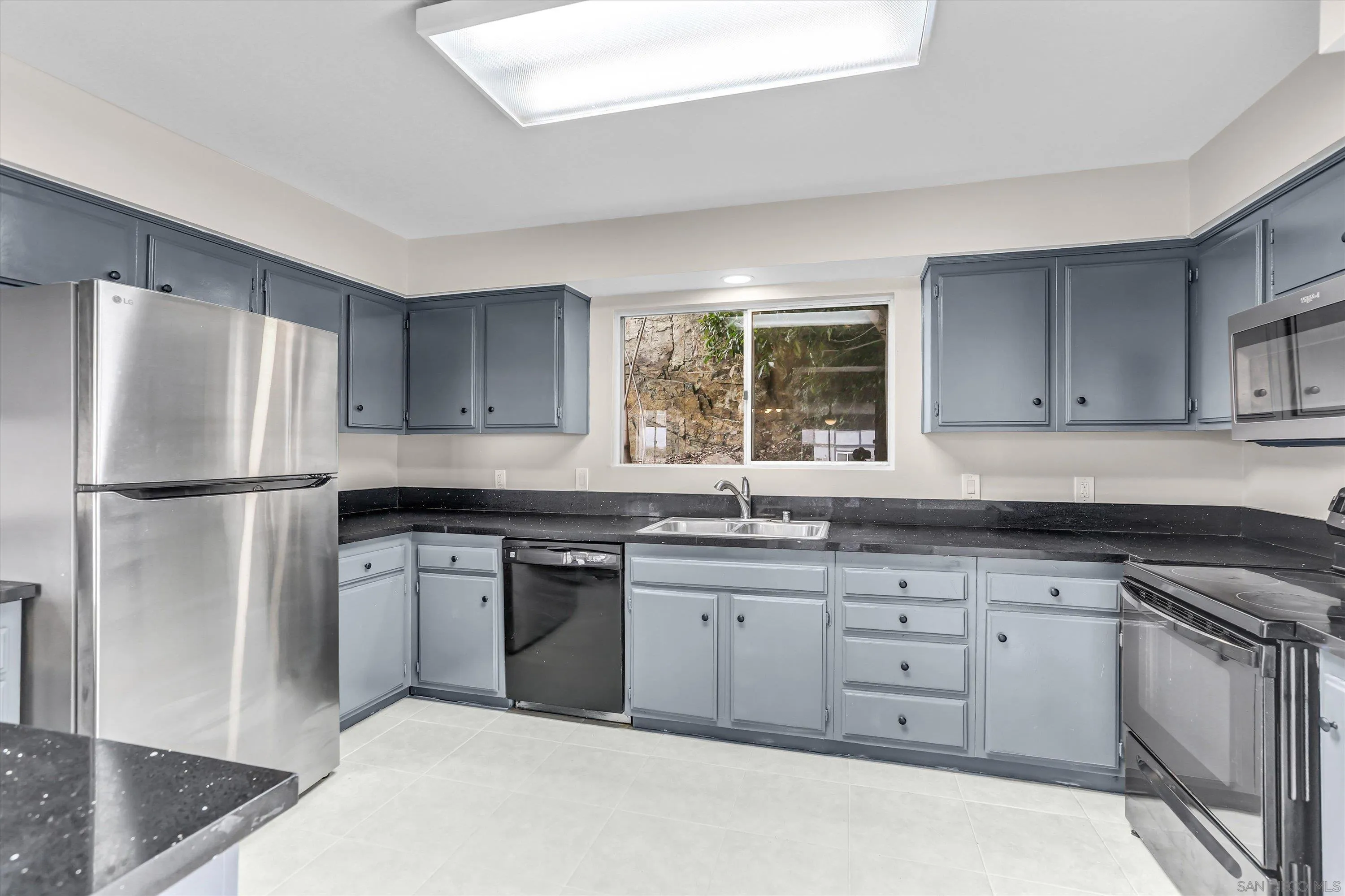 https://cdn.realtyfeed.com/cdn/127/260012933/c86cbfe69beb566b921967794fceacfe.webp