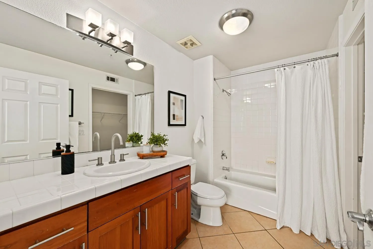 Photo #15: 260012937 Listing: Photo #15