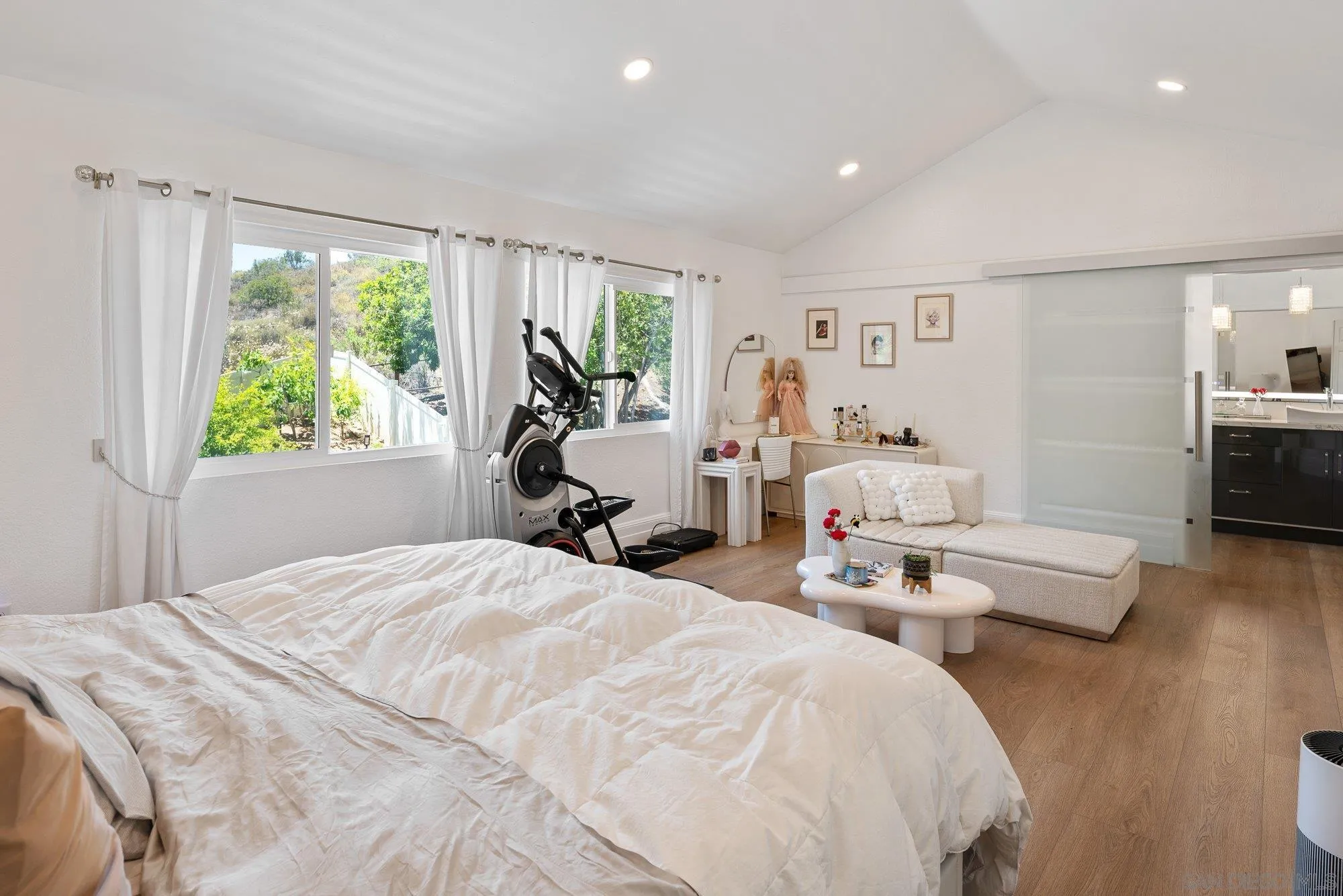 https://cdn.realtyfeed.com/cdn/127/260012948/0244e4754bde29cd69deb334be1aa53d.webp