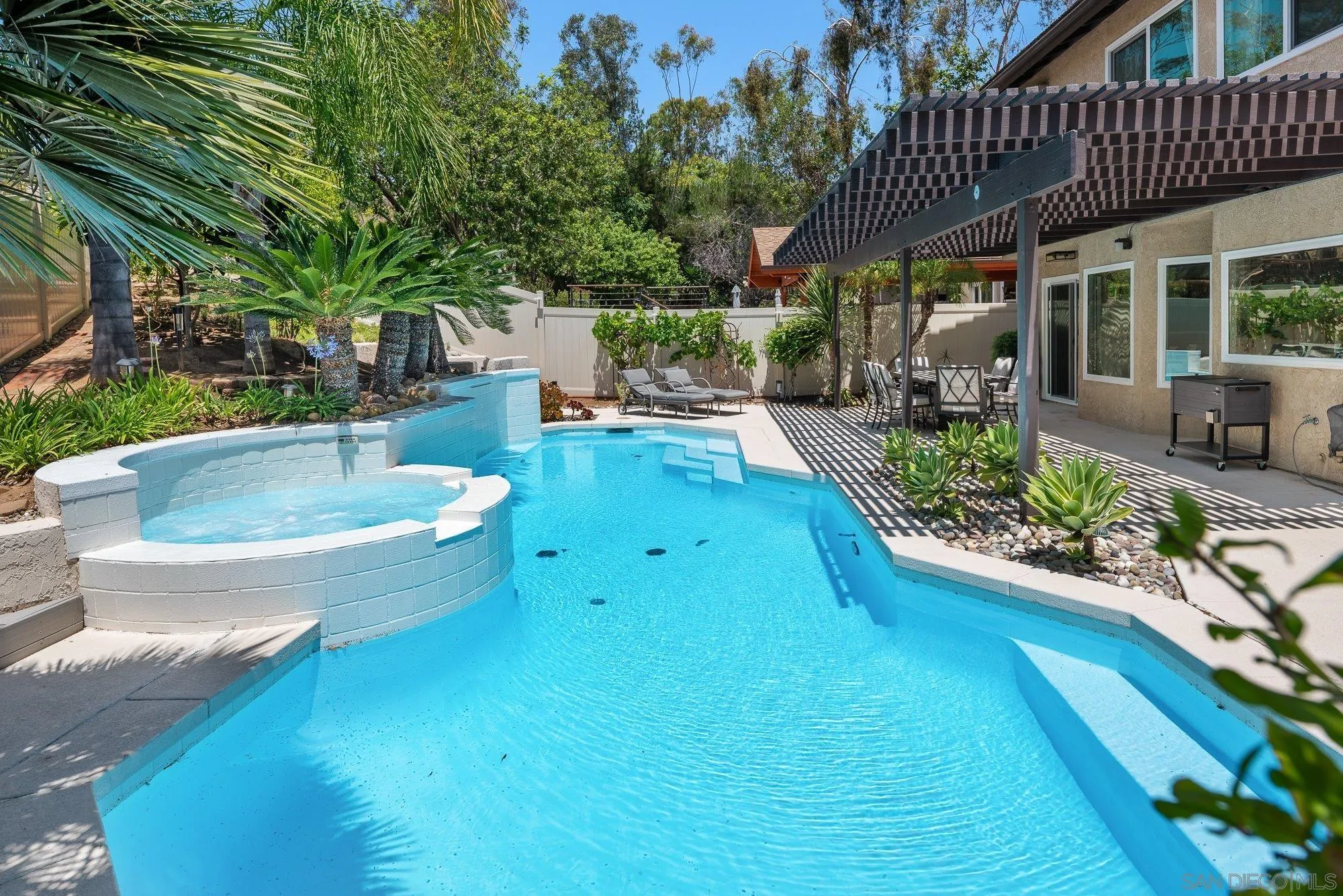 https://cdn.realtyfeed.com/cdn/127/260012948/37ae233617bef2f01b7d7d405e39798f.webp